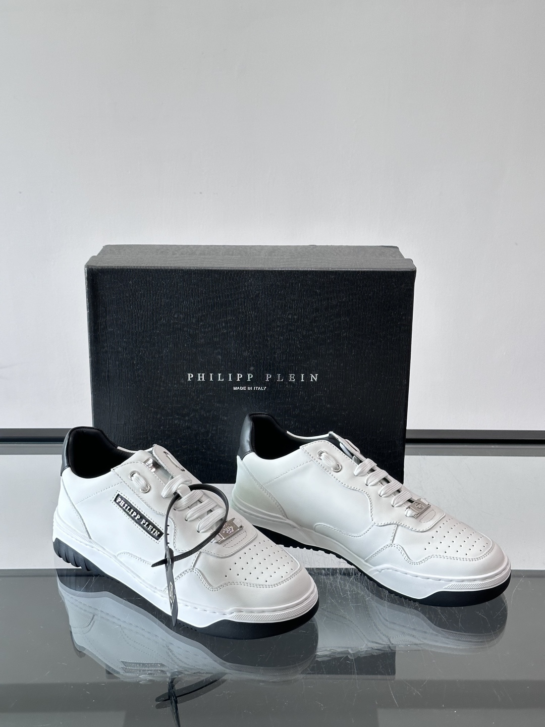 PHILIPPPLEIN-菲利普•普莱茵，德国潮牌男士低帮板鞋，牛皮亮面设计，鞋面皮牛皮打造，透气布内里