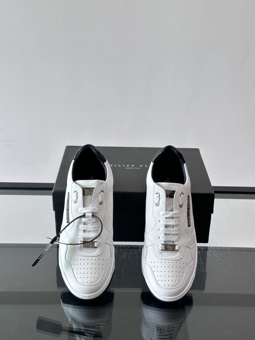 PHILIPPPLEIN-菲利普•普莱茵，德国潮牌男士低帮板鞋，牛皮亮面设计，鞋面皮牛皮打造，透气布内里