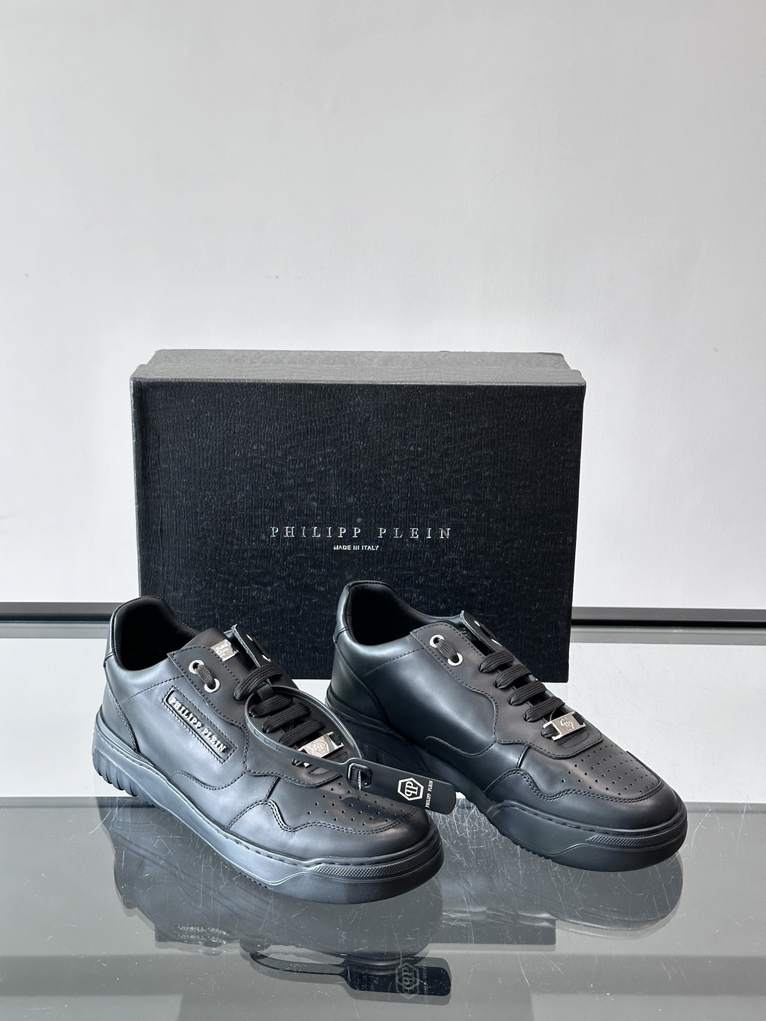 PHILIPPPLEIN-菲利普•普莱茵，德国潮牌男士低帮板鞋，牛皮亮面设计，鞋面皮牛皮打造，透气布内里