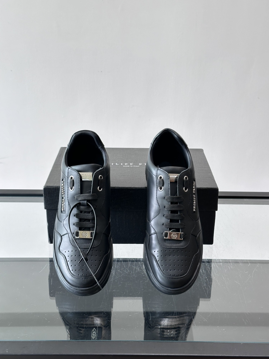 PHILIPPPLEIN-菲利普•普莱茵，德国潮牌男士低帮板鞋，牛皮亮面设计，鞋面皮牛皮打造，透气布内里