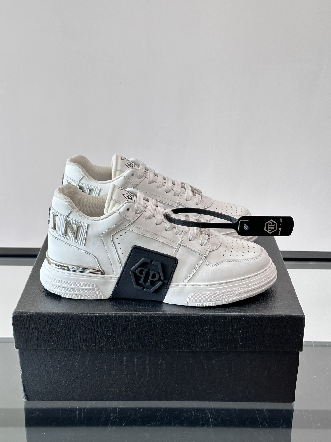 PHILIPPPLEIN-菲利普•普莱茵，德国潮牌男士低帮板鞋，牛皮亮面设计，鞋面皮牛皮打造，透气布内里