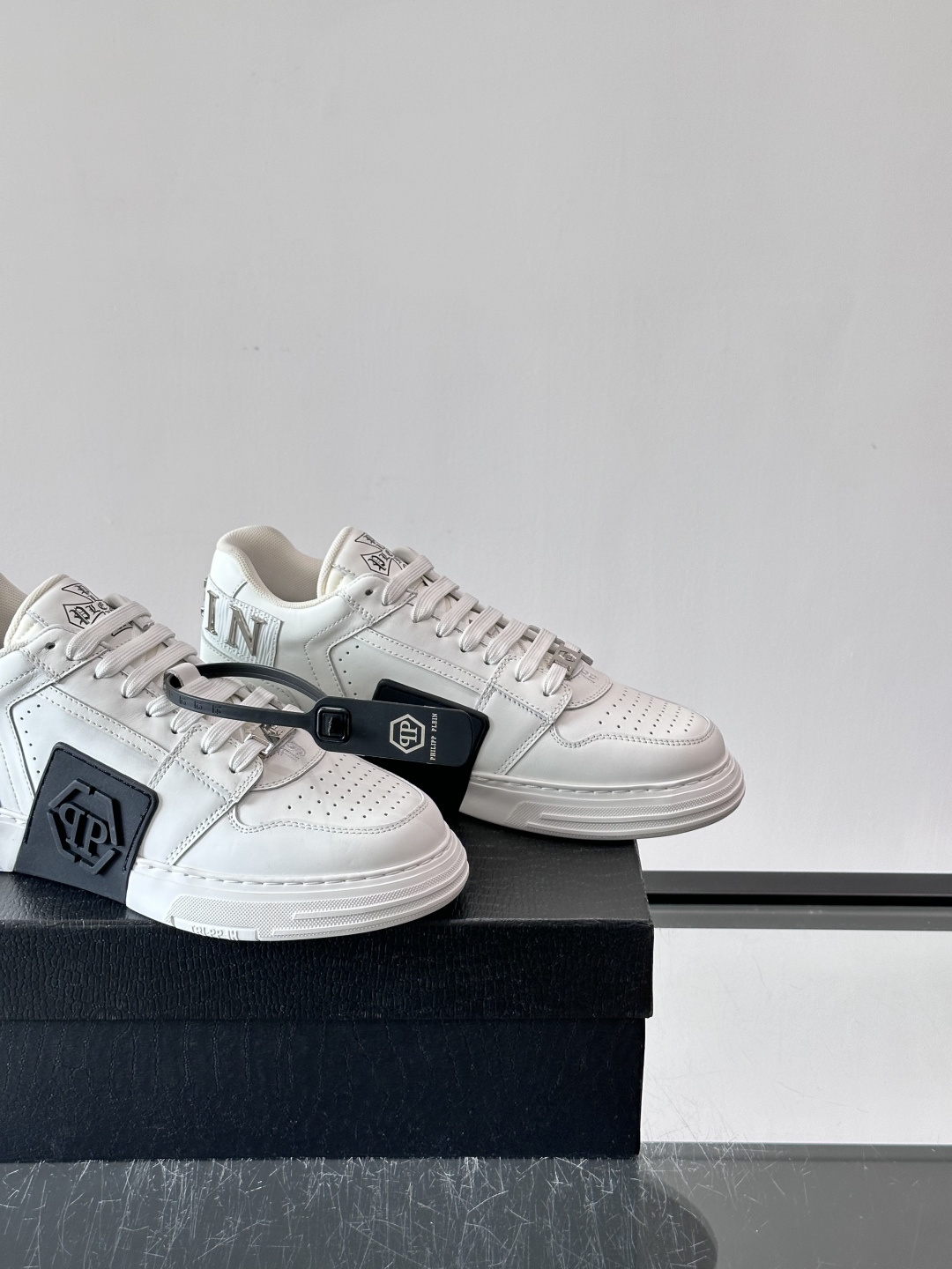 PHILIPPPLEIN-菲利普•普莱茵，德国潮牌男士低帮板鞋，牛皮亮面设计，鞋面皮牛皮打造，透气布内里