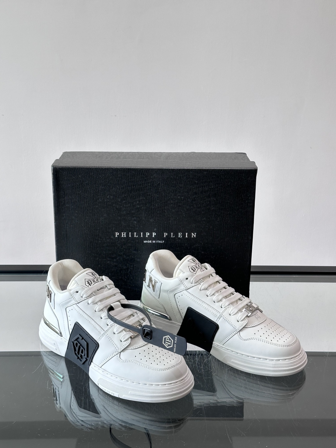 PHILIPPPLEIN-菲利普•普莱茵，德国潮牌男士低帮板鞋，牛皮亮面设计，鞋面皮牛皮打造，透气布内里