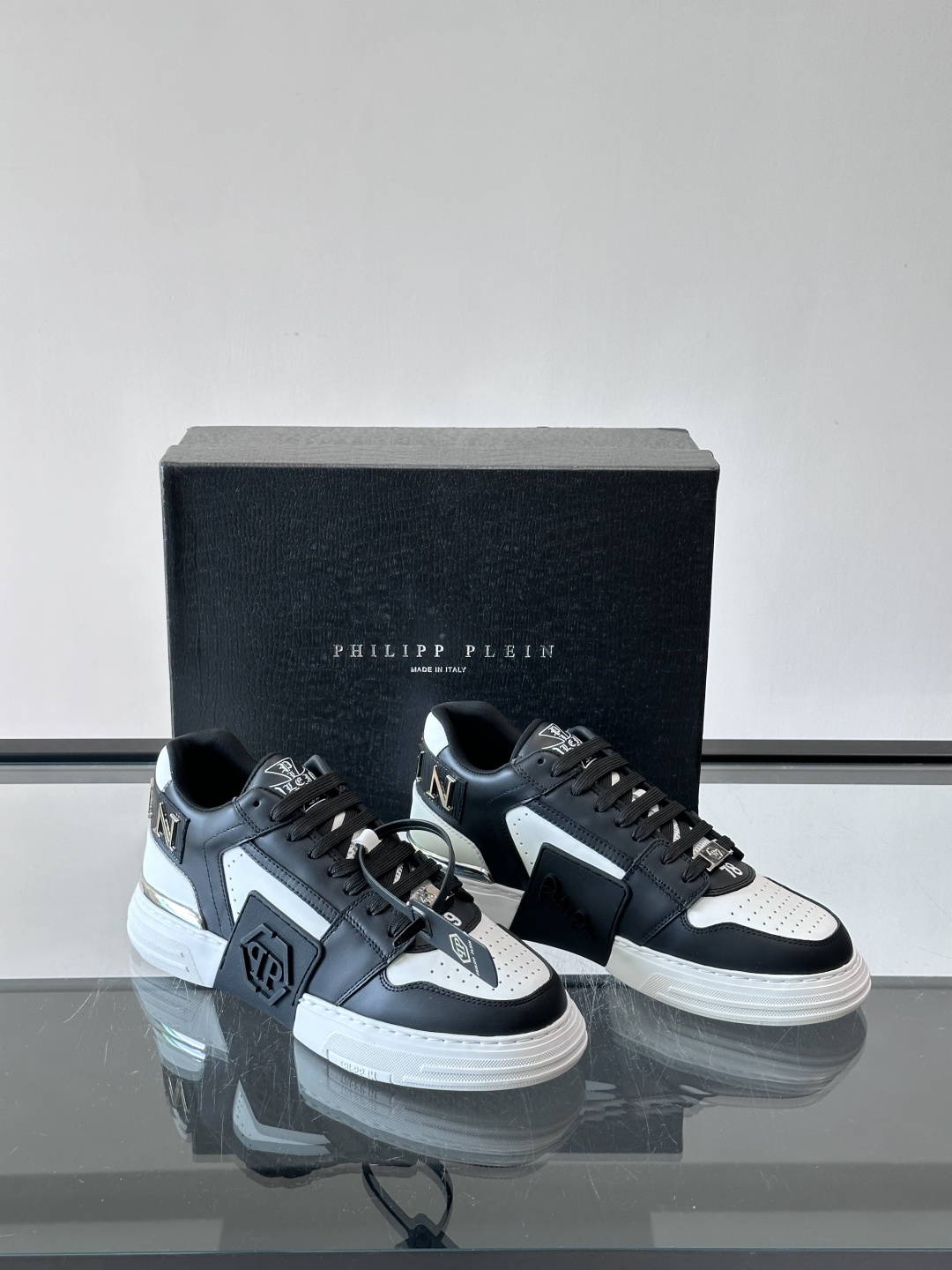 PHILIPPPLEIN-菲利普•普莱茵，德国潮牌男士低帮板鞋，牛皮亮面设计，鞋面皮牛皮打造，透气布内里