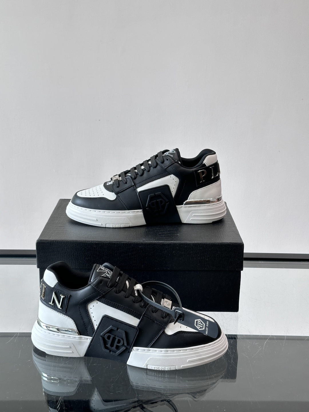 PHILIPPPLEIN-菲利普•普莱茵，德国潮牌男士低帮板鞋，牛皮亮面设计，鞋面皮牛皮打造，透气布内里