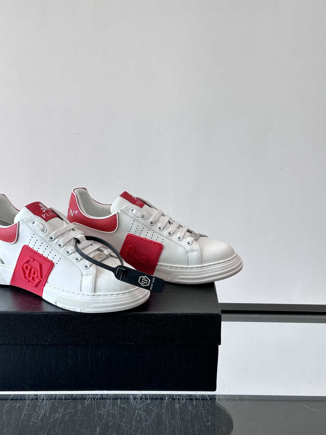 PHILIPPPLEIN-菲利普•普莱茵，德国潮牌男士低帮板鞋，牛皮亮面设计，鞋面皮牛皮打造，透气布内里