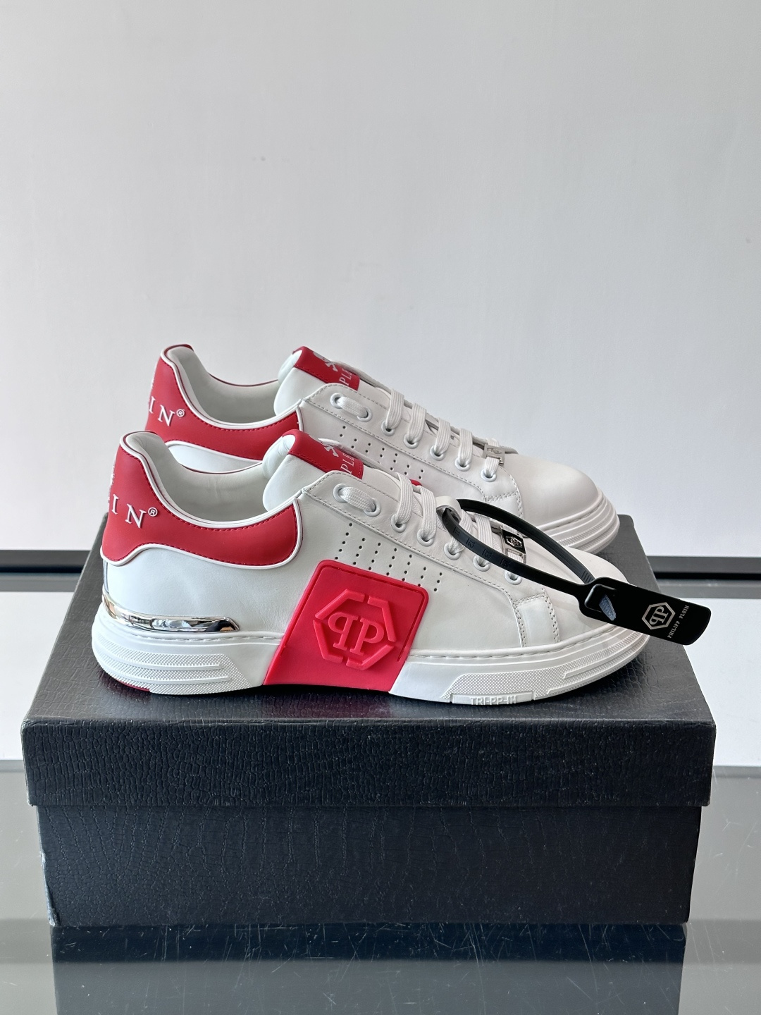 PHILIPPPLEIN-菲利普•普莱茵，德国潮牌男士低帮板鞋，牛皮亮面设计，鞋面皮牛皮打造，透气布内里