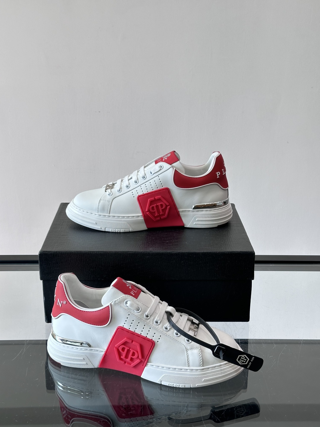 PHILIPPPLEIN-菲利普•普莱茵，德国潮牌男士低帮板鞋，牛皮亮面设计，鞋面皮牛皮打造，透气布内里