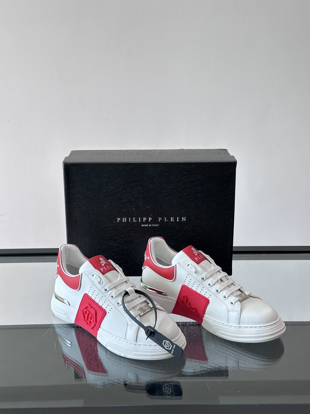 PHILIPPPLEIN-菲利普•普莱茵，德国潮牌男士低帮板鞋，牛皮亮面设计，鞋面皮牛皮打造，透气布内里