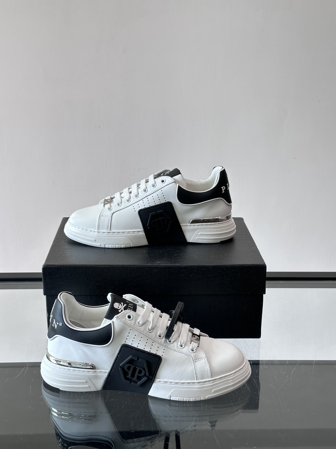 PHILIPPPLEIN-菲利普•普莱茵，德国潮牌男士低帮板鞋，牛皮亮面设计，鞋面皮牛皮打造，透气布内里