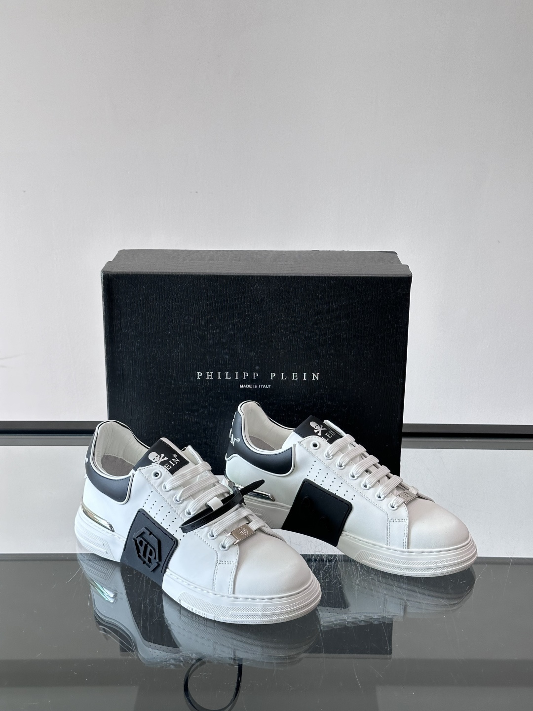 PHILIPPPLEIN-菲利普•普莱茵，德国潮牌男士低帮板鞋，牛皮亮面设计，鞋面皮牛皮打造，透气布内里