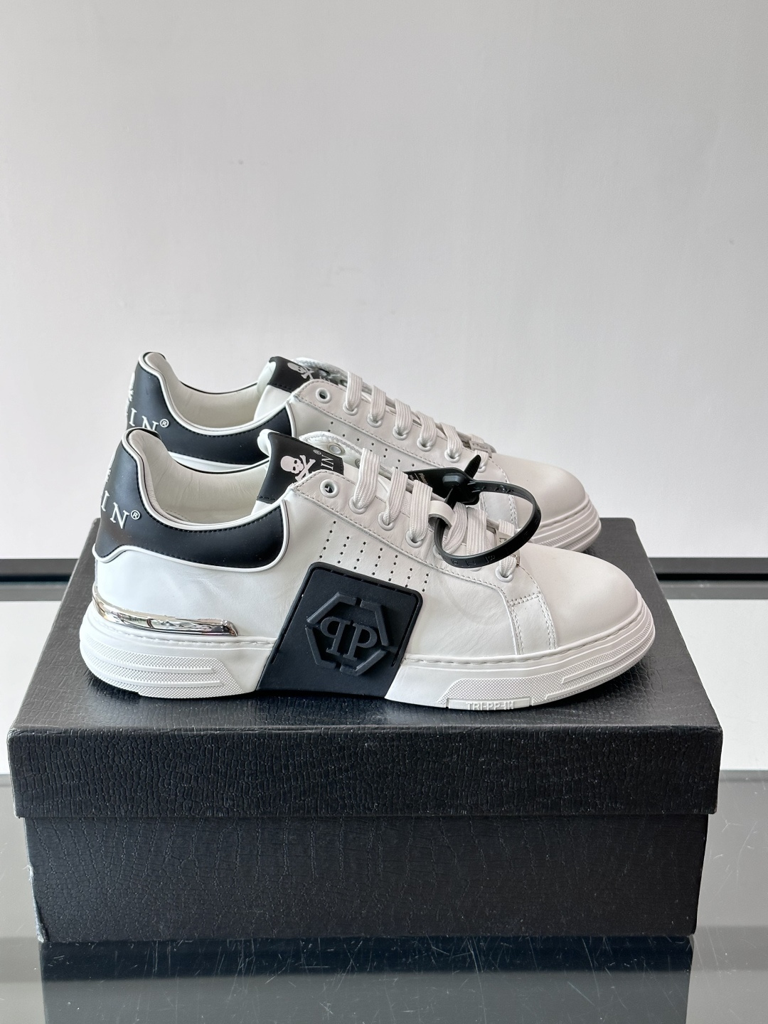 PHILIPPPLEIN-菲利普•普莱茵，德国潮牌男士低帮板鞋，牛皮亮面设计，鞋面皮牛皮打造，透气布内里