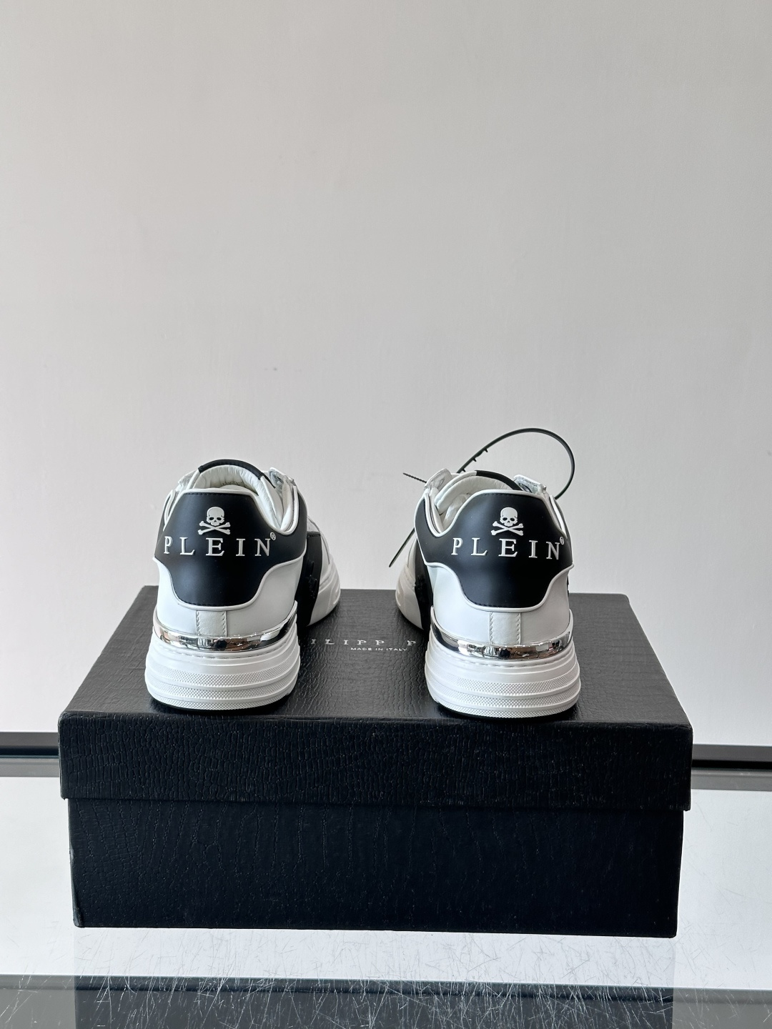 PHILIPPPLEIN-菲利普•普莱茵，德国潮牌男士低帮板鞋，牛皮亮面设计，鞋面皮牛皮打造，透气布内里
