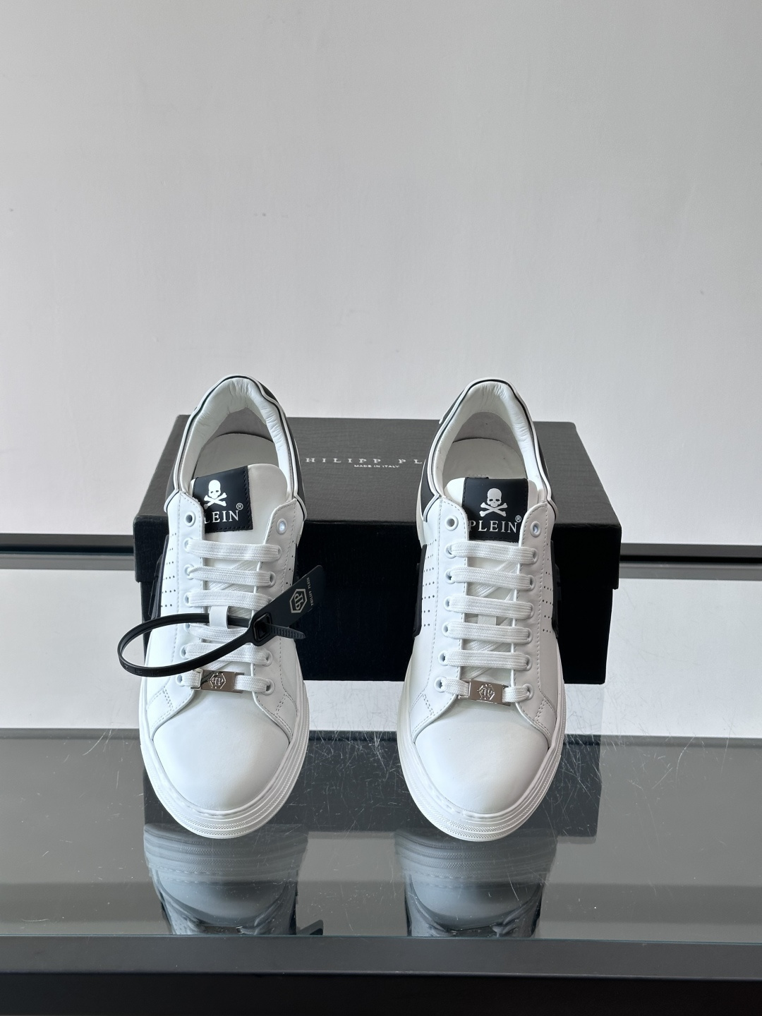 PHILIPPPLEIN-菲利普•普莱茵，德国潮牌男士低帮板鞋，牛皮亮面设计，鞋面皮牛皮打造，透气布内里