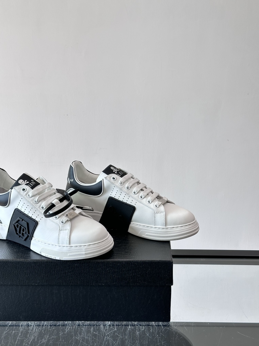 PHILIPPPLEIN-菲利普•普莱茵，德国潮牌男士低帮板鞋，牛皮亮面设计，鞋面皮牛皮打造，透气布内里