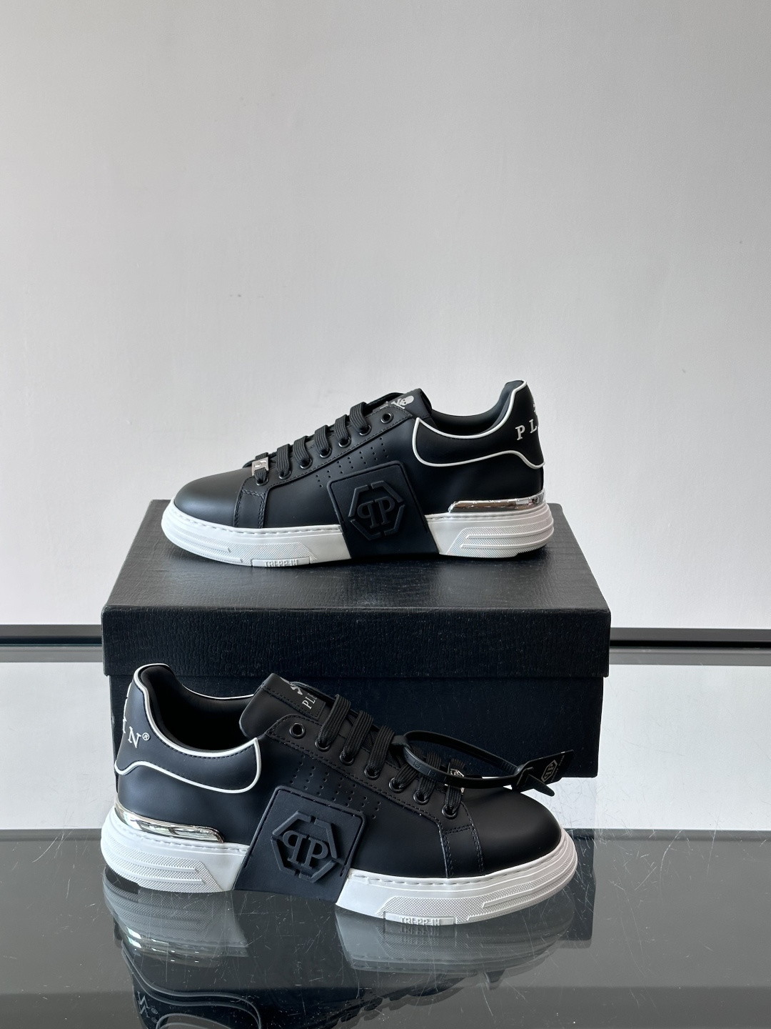 PHILIPPPLEIN-菲利普•普莱茵，德国潮牌男士低帮板鞋，牛皮亮面设计，鞋面皮牛皮打造，透气布内里
