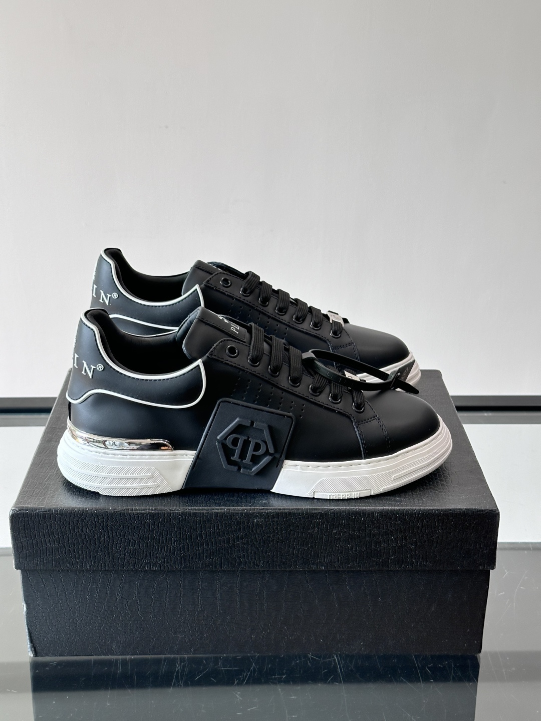 PHILIPPPLEIN-菲利普•普莱茵，德国潮牌男士低帮板鞋，牛皮亮面设计，鞋面皮牛皮打造，透气布内里