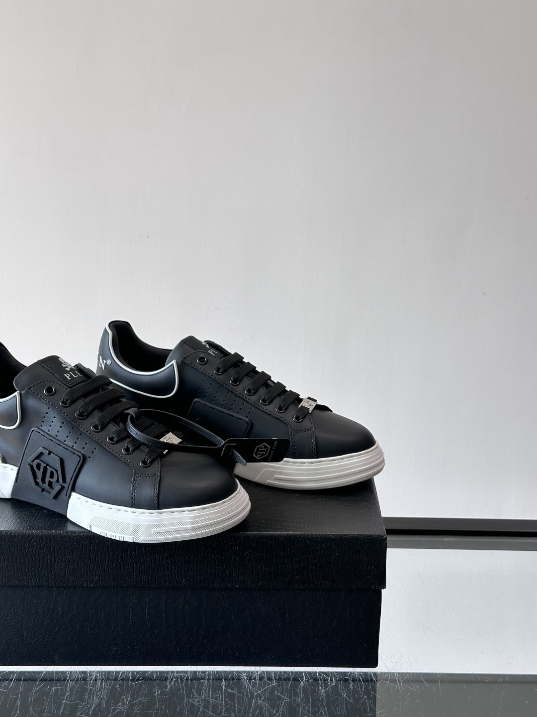 PHILIPPPLEIN-菲利普•普莱茵，德国潮牌男士低帮板鞋，牛皮亮面设计，鞋面皮牛皮打造，透气布内里