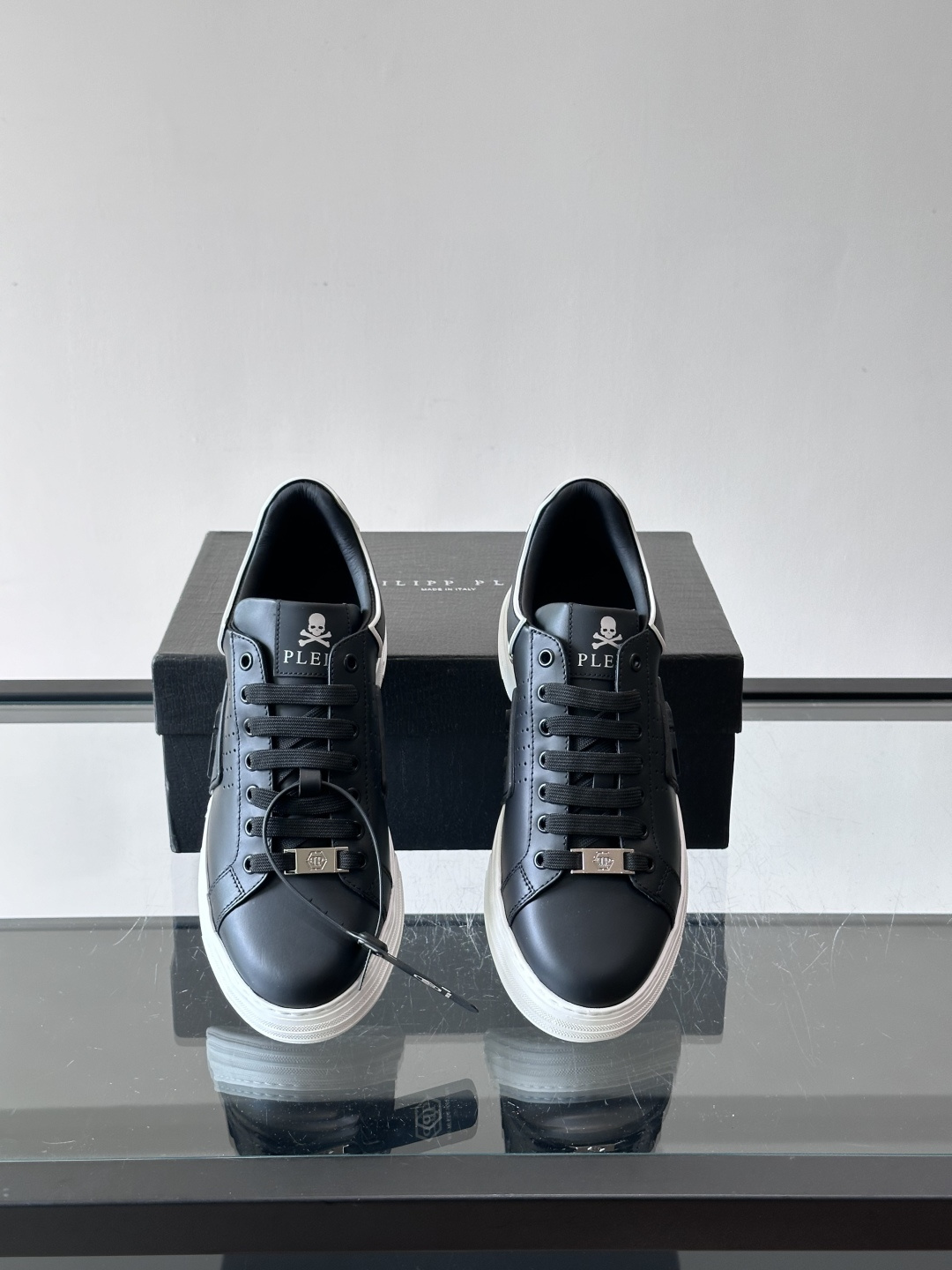 PHILIPPPLEIN-菲利普•普莱茵，德国潮牌男士低帮板鞋，牛皮亮面设计，鞋面皮牛皮打造，透气布内里