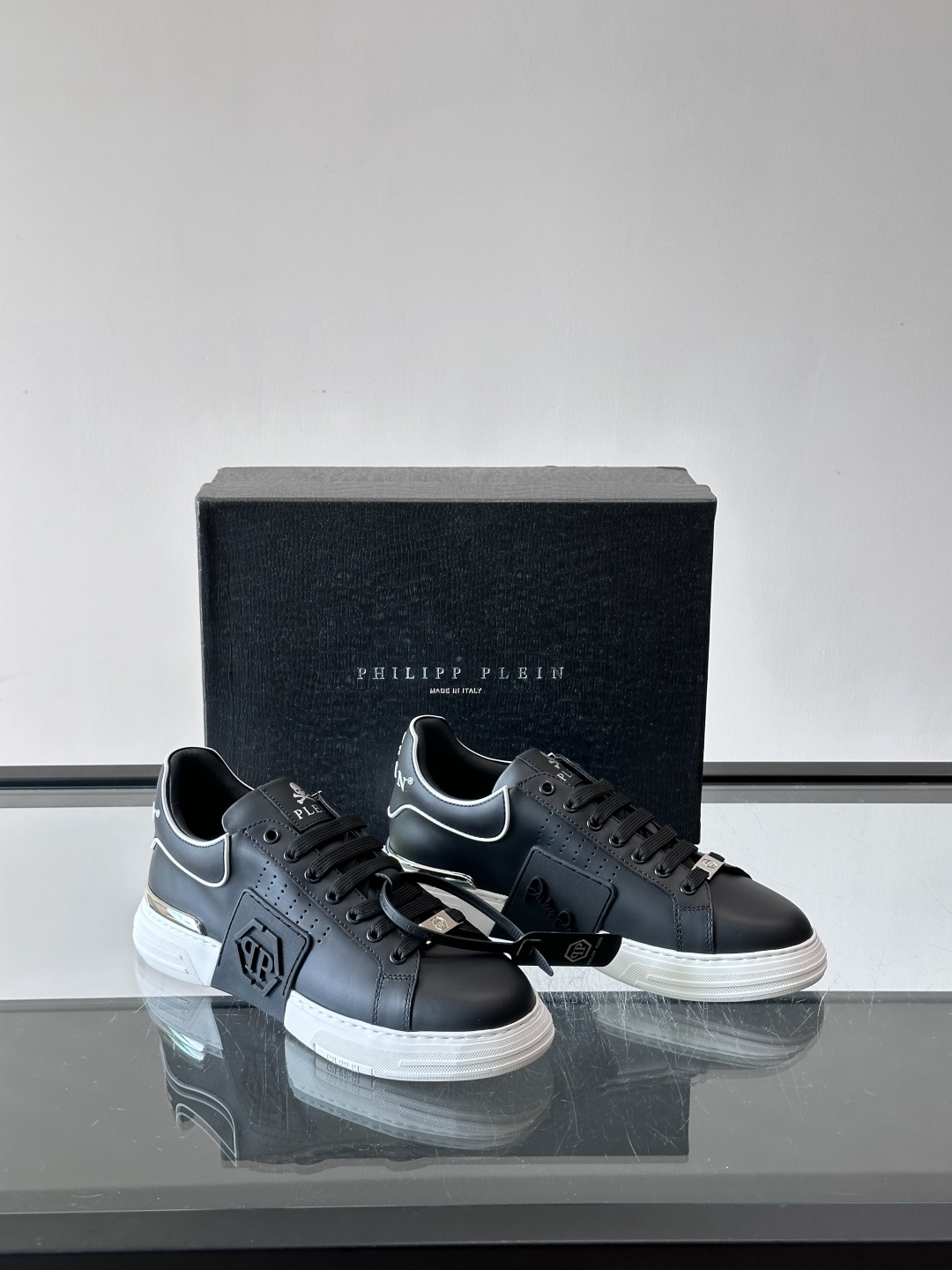 PHILIPPPLEIN-菲利普•普莱茵，德国潮牌男士低帮板鞋，牛皮亮面设计，鞋面皮牛皮打造，透气布内里