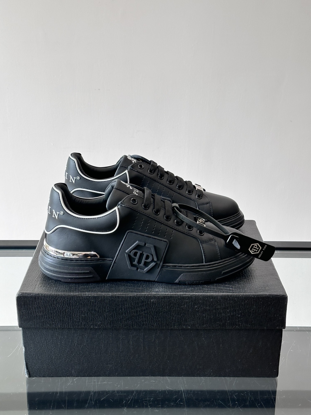 NO:828620,PHILIPP PLEIN, a German trendy men's low-cut sneaker, with glossy cowhide design, upper made of cowhide, breathable cloth lining. Good-looking and easy to match. Ultra-light outsole, comfortable on the feet!  ,size39-45 (38.46 customized),,PHILIPP PLEIN,cowhide19860909PHILIPP PLEIN-菲利普普莱茵,德国潮牌男士低帮板鞋,牛皮亮面设计,鞋面皮牛皮打造,透气布内里.好看好搭.超轻大底,脚感舒适！ ,size39-45（38.46定制）,,PHILIPP PLEIN,cowhide,Men's shoes
