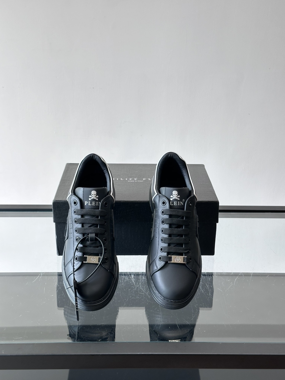 PHILIPPPLEIN-菲利普•普莱茵，德国潮牌男士低帮板鞋，牛皮亮面设计，鞋面皮牛皮打造，透气布内里