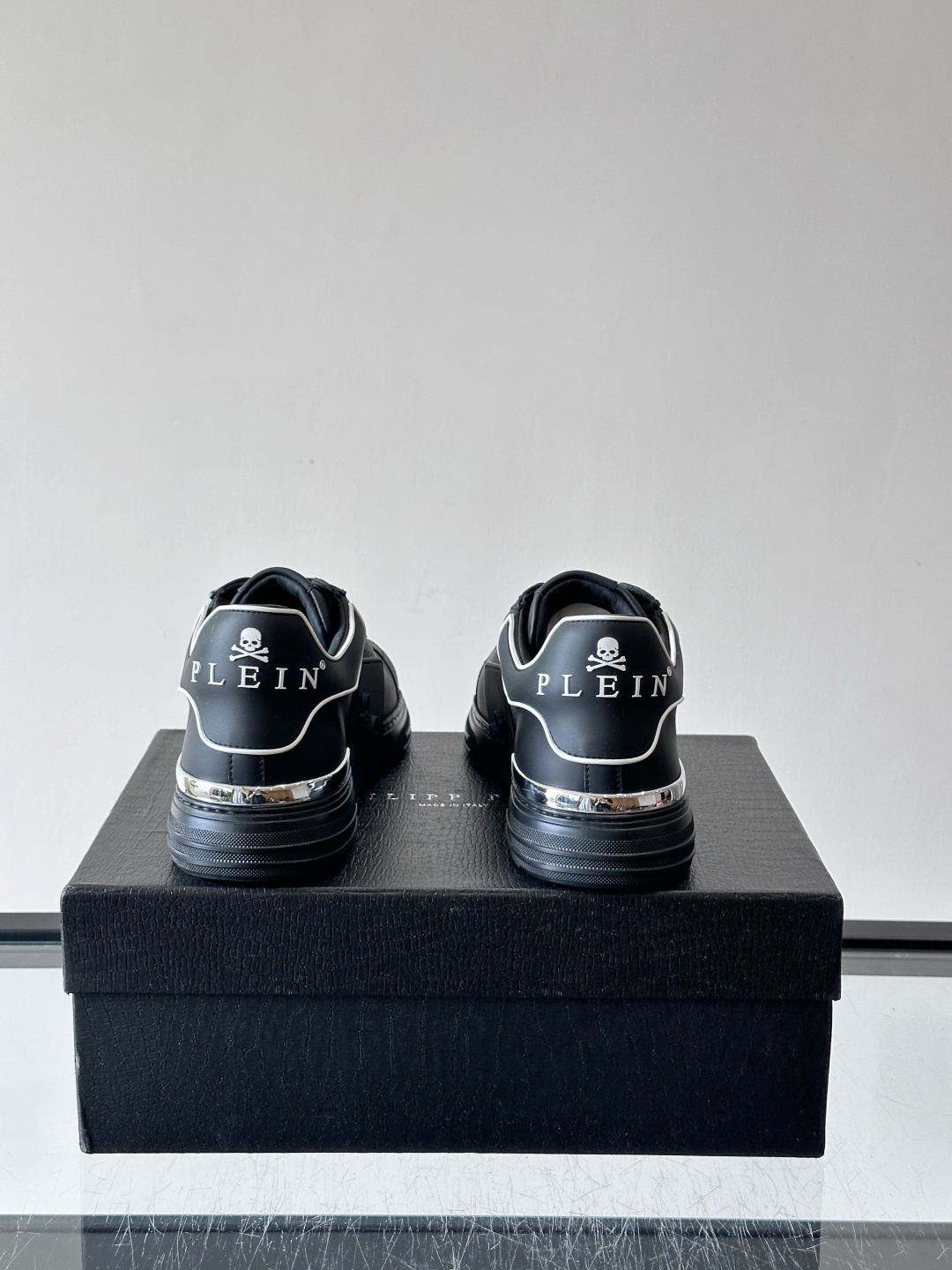 PHILIPPPLEIN-菲利普•普莱茵，德国潮牌男士低帮板鞋，牛皮亮面设计，鞋面皮牛皮打造，透气布内里