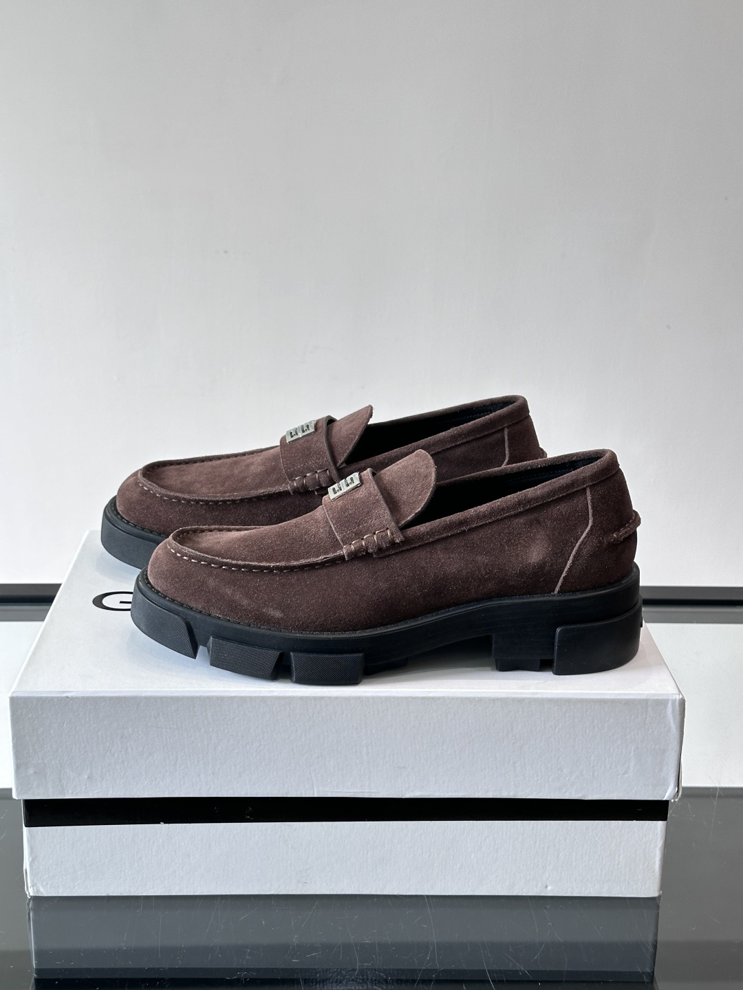纪梵希男士乐福鞋，麂皮鞋面柔软有质感，搭配标志性金属Logo，低调又有辨识度✨。厚底橡胶鞋底，耐磨又舒适