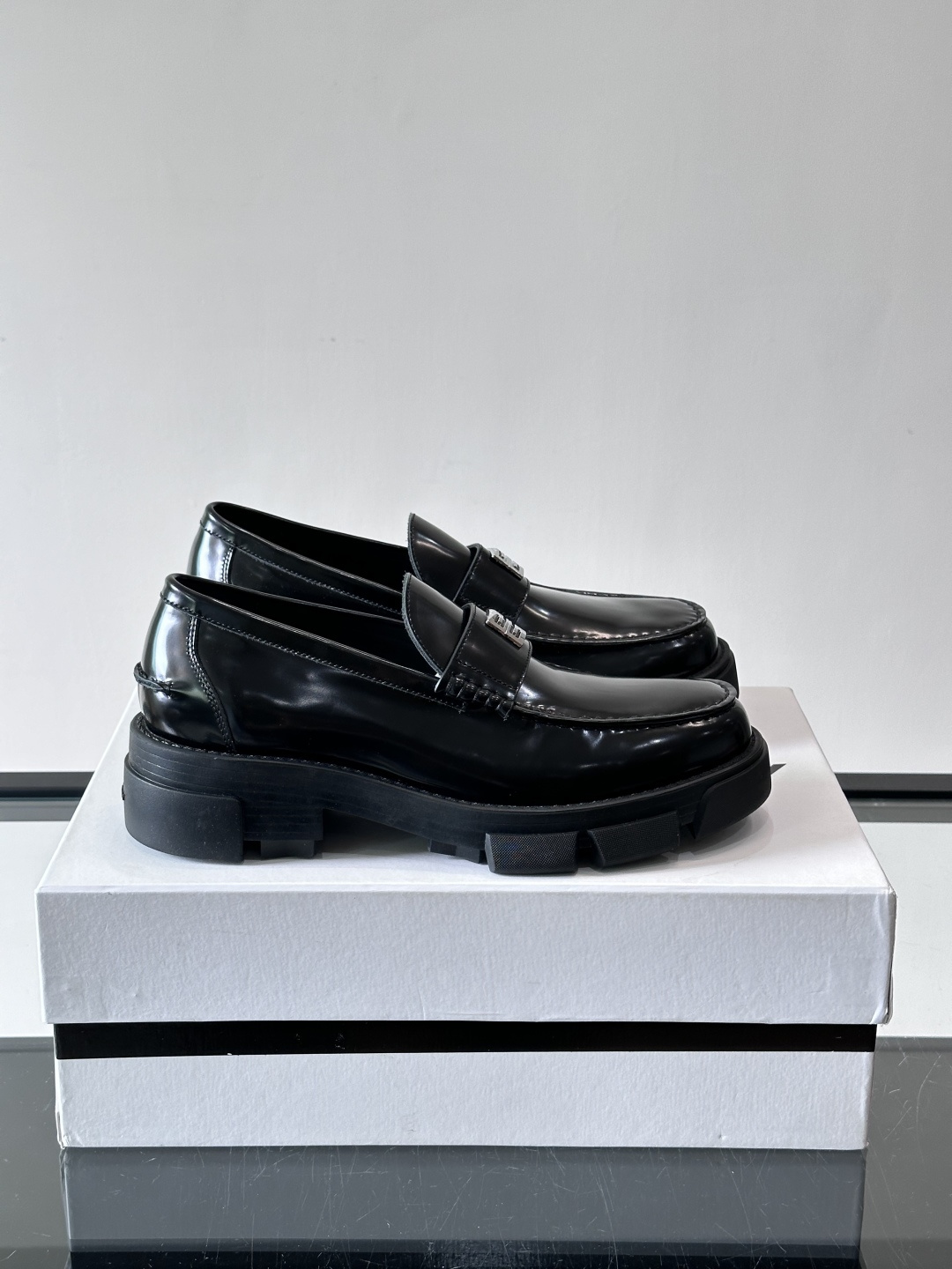 NO:832485,Givenchy men's loafers, the suede upper is soft and textured, with the iconic metal logo, low-key and recognizable. The thick-soled rubber sole is wear-resistant and comfortable, suitable for daily commuting or leisure. The slip-on design is super convenient, simple and fashionable, and looks great with wide-leg pants or jeans. It is easy to create an urban casual style, comfortable and stylish!  ,size39-44 (38.45 customized),,givenchy,loafers,jeans,chamois leather19860909纪梵希男士乐福鞋,麂皮鞋面柔软有质感,搭配标志性金属Logo,低调又有辨识度.厚底橡胶鞋底,耐磨又舒适,日常通勤或休闲都很适合.一脚蹬设计超方便,简约时尚,搭配阔腿裤或牛仔裤都很出彩,轻松打造都市休闲风,舒适又有型！ ,size39-44（38.45定制）,,givenchy,loafers,jeans,chamois leather,Men's shoes