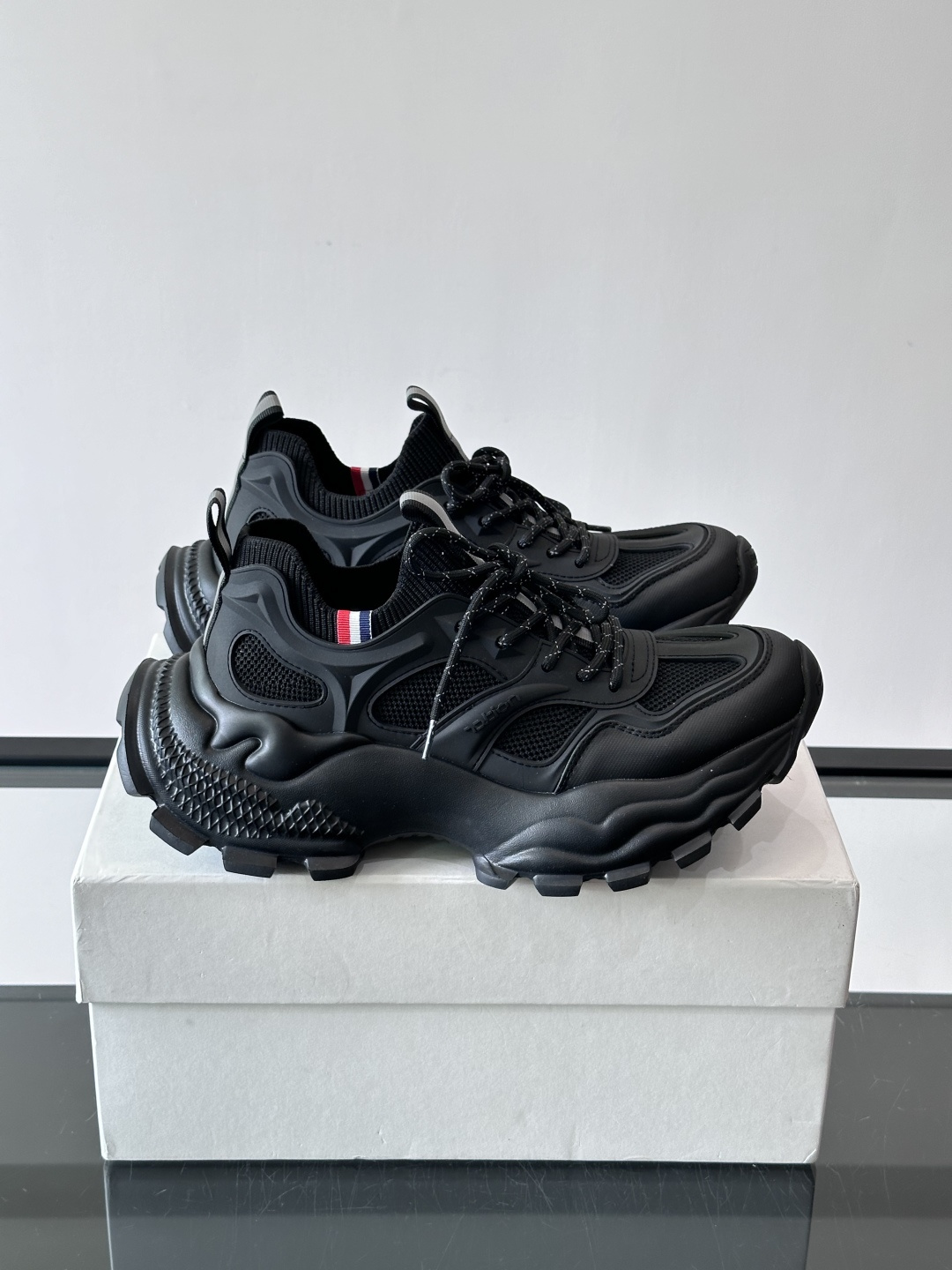 👟Moncler男士老爹鞋，网面➕牛皮拼接，透气又有支撑力，厚底设计增高显腿长，缓震效果棒棒哒！配色简约