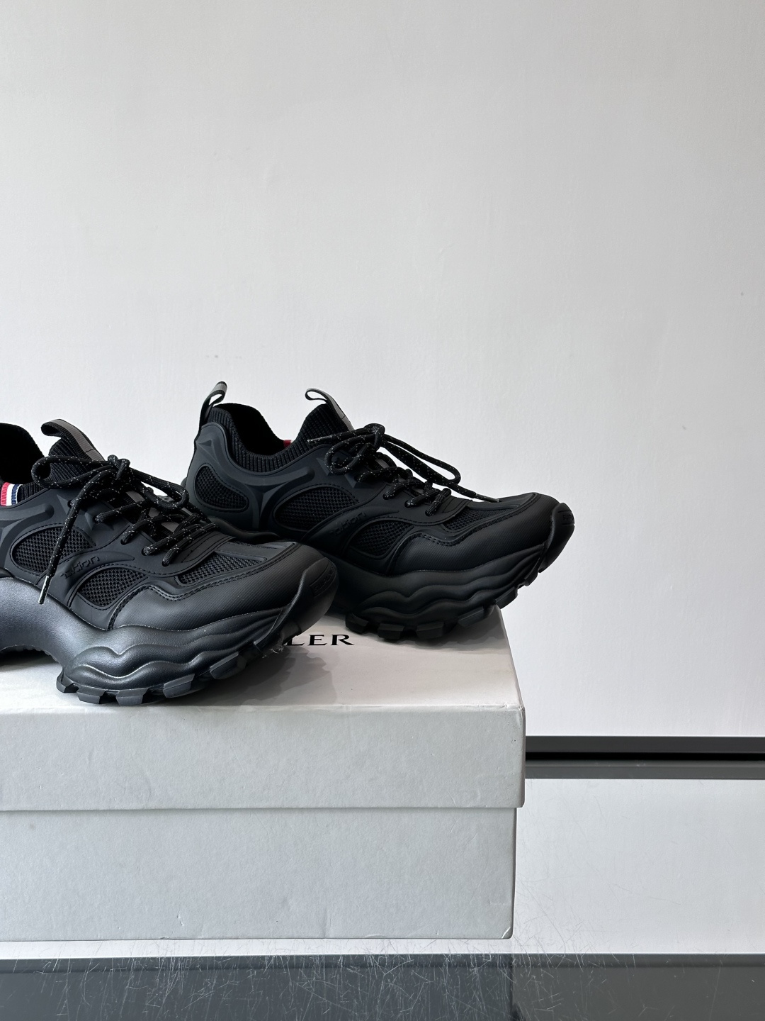 👟Moncler男士老爹鞋，网面➕牛皮拼接，透气又有支撑力，厚底设计增高显腿长，缓震效果棒棒哒！配色简约