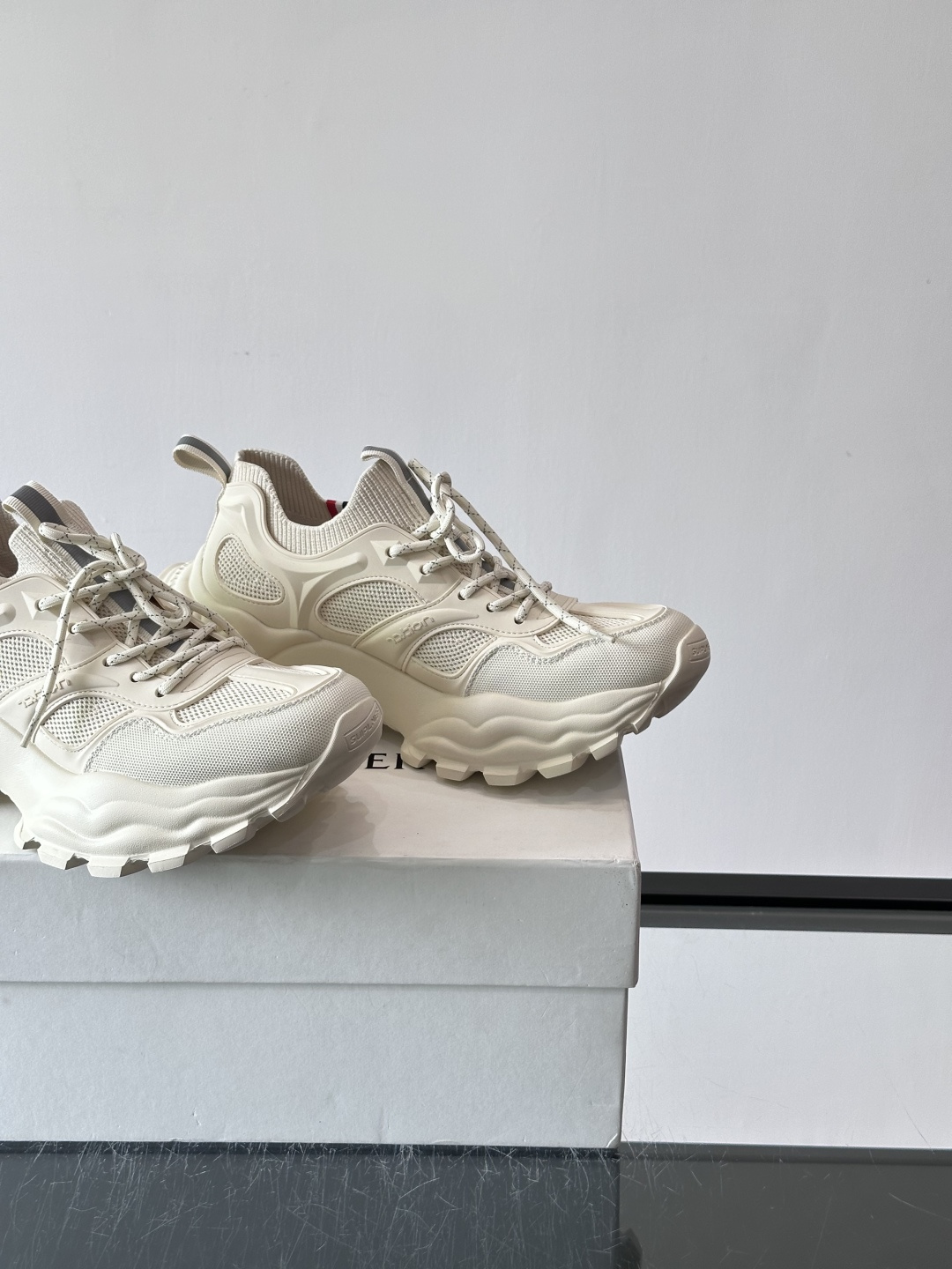 👟Moncler男士老爹鞋，网面➕牛皮拼接，透气又有支撑力，厚底设计增高显腿长，缓震效果棒棒哒！配色简约
