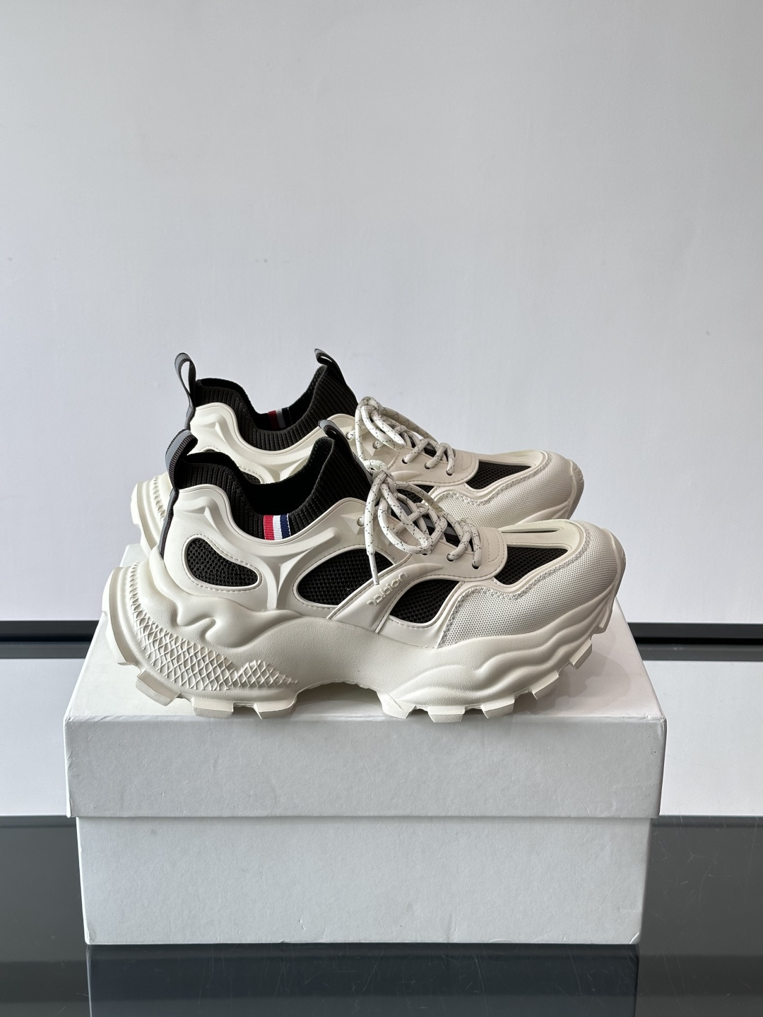 👟Moncler男士老爹鞋，网面➕牛皮拼接，透气又有支撑力，厚底设计增高显腿长，缓震效果棒棒哒！配色简约