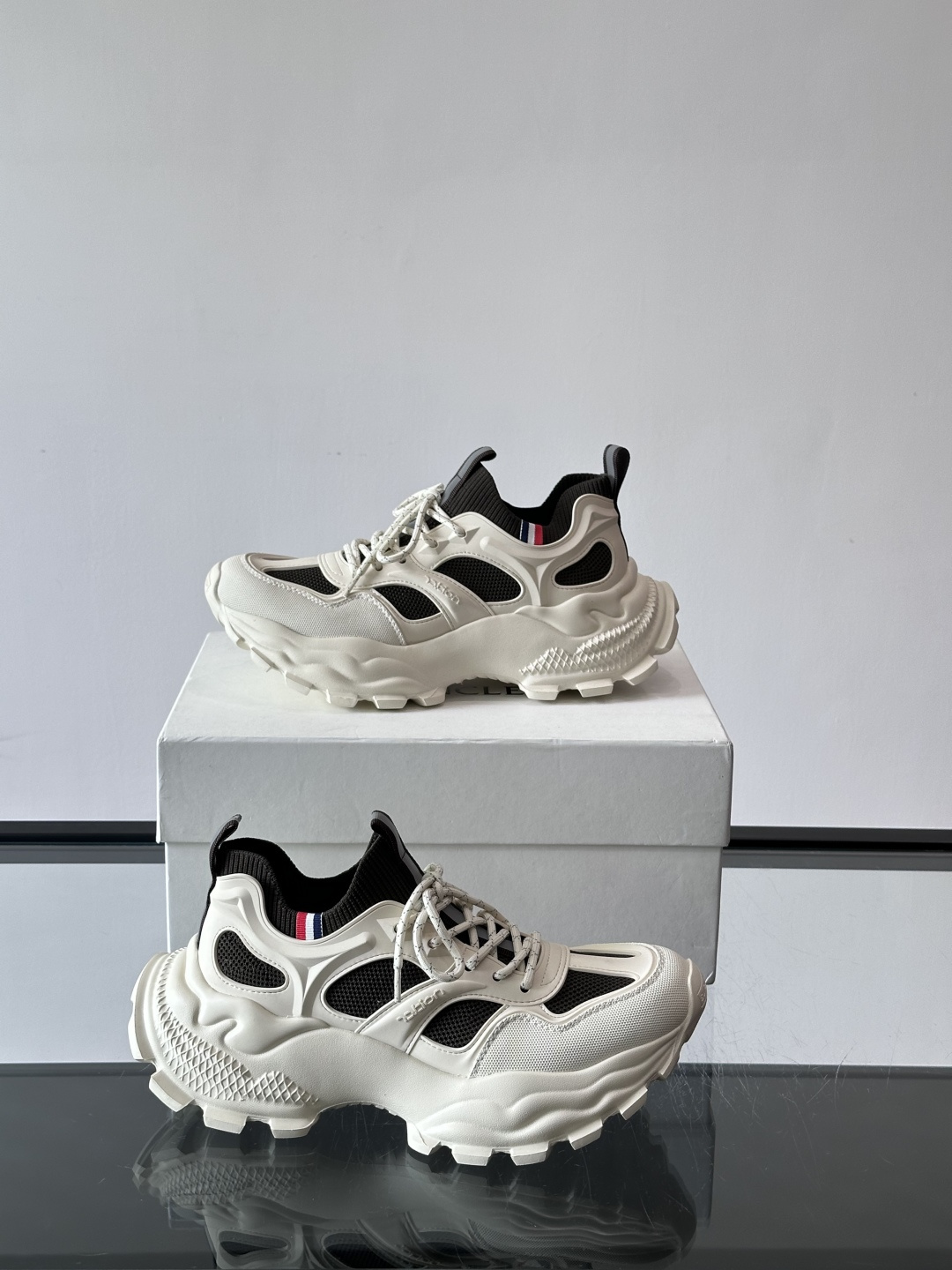 👟Moncler男士老爹鞋，网面➕牛皮拼接，透气又有支撑力，厚底设计增高显腿长，缓震效果棒棒哒！配色简约