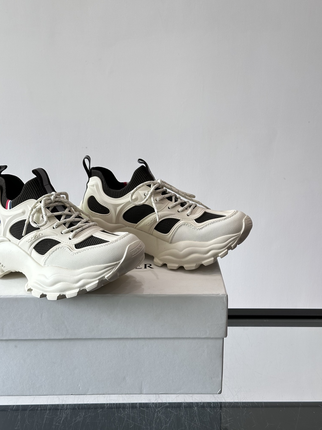 👟Moncler男士老爹鞋，网面➕牛皮拼接，透气又有支撑力，厚底设计增高显腿长，缓震效果棒棒哒！配色简约