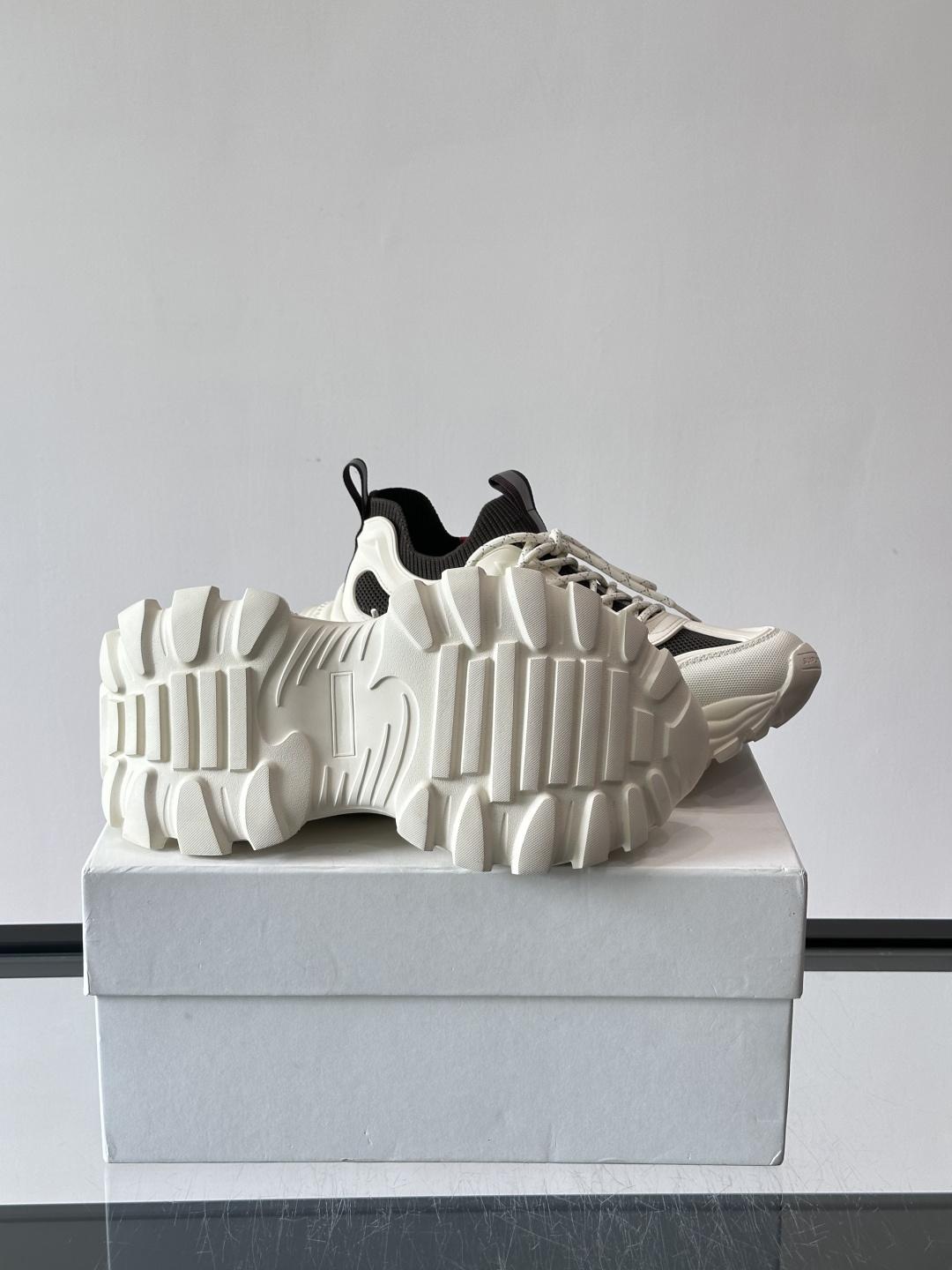 👟Moncler男士老爹鞋，网面➕牛皮拼接，透气又有支撑力，厚底设计增高显腿长，缓震效果棒棒哒！配色简约