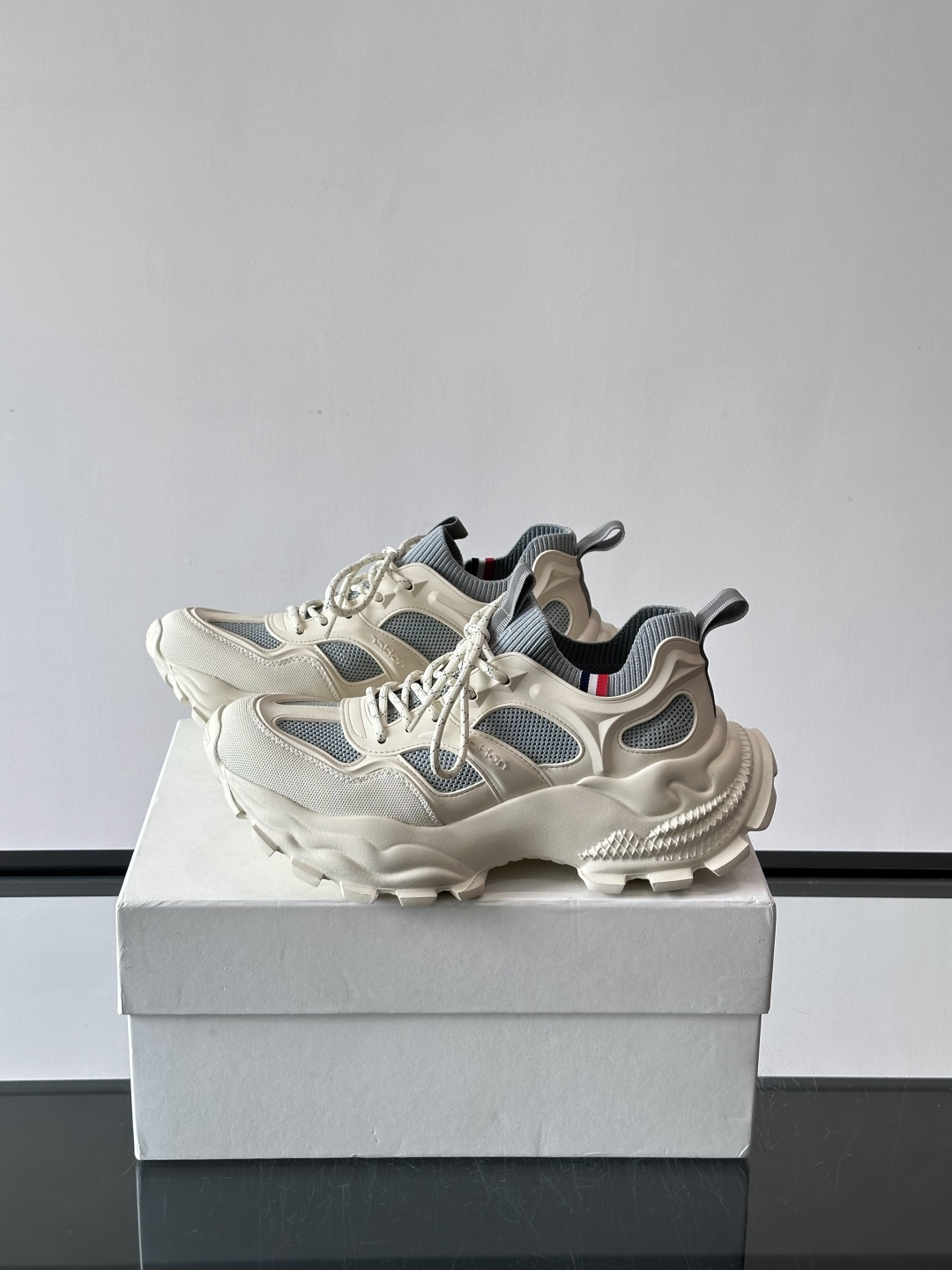 👟Moncler男士老爹鞋，网面➕牛皮拼接，透气又有支撑力，厚底设计增高显腿长，缓震效果棒棒哒！配色简约