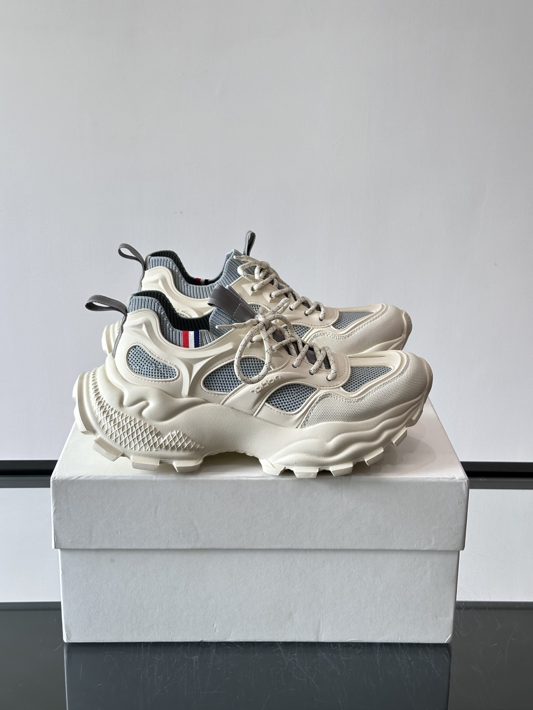 👟Moncler男士老爹鞋，网面➕牛皮拼接，透气又有支撑力，厚底设计增高显腿长，缓震效果棒棒哒！配色简约