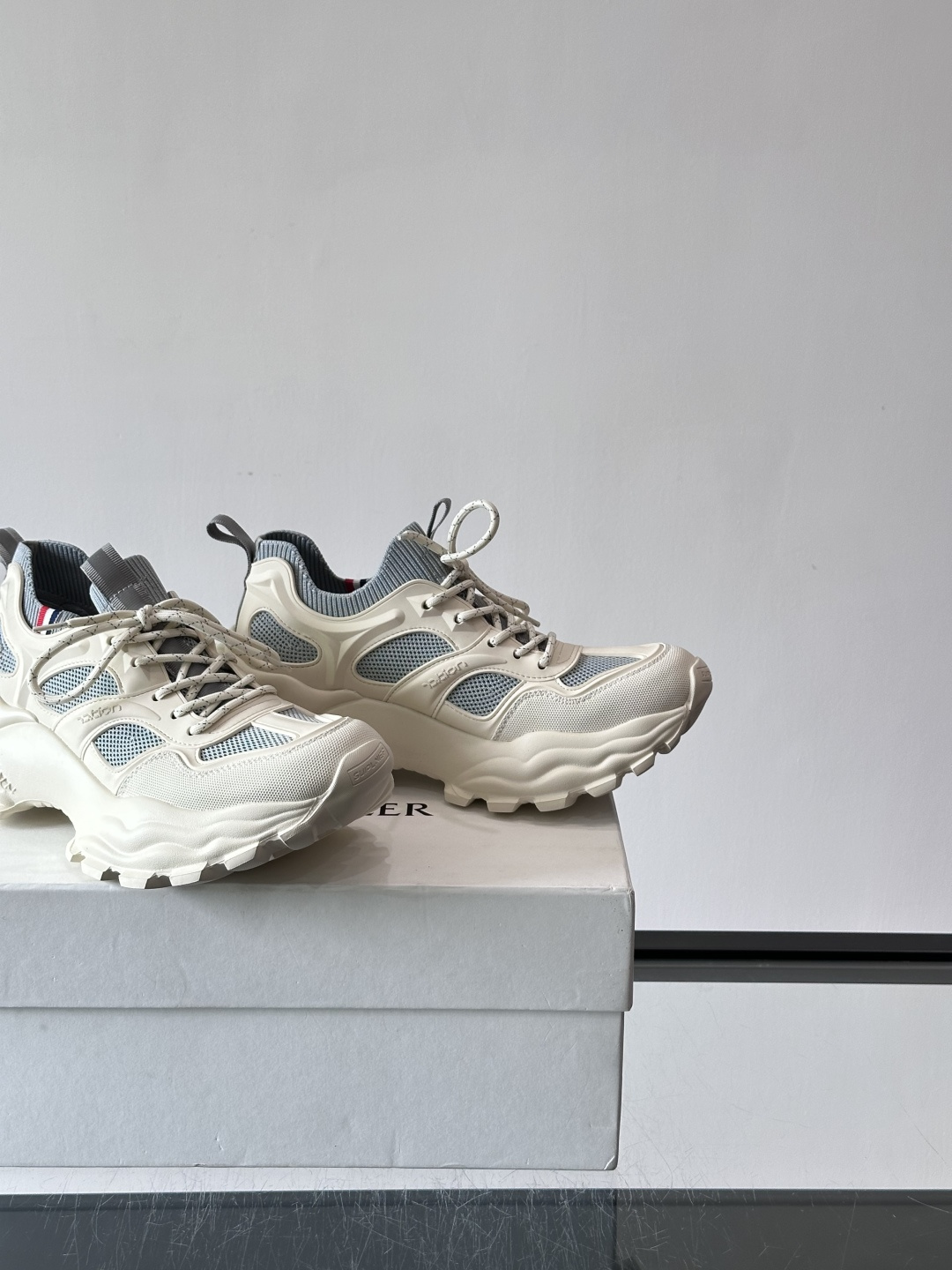👟Moncler男士老爹鞋，网面➕牛皮拼接，透气又有支撑力，厚底设计增高显腿长，缓震效果棒棒哒！配色简约