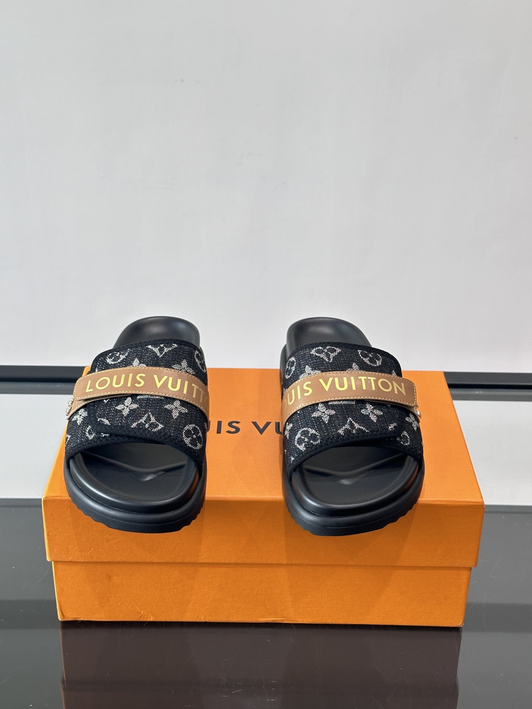 LV Isola系列男士拖鞋，经典Monogram老花帆布➕牛皮饰带，品牌感满满！橡胶鞋底，轻便又舒适，