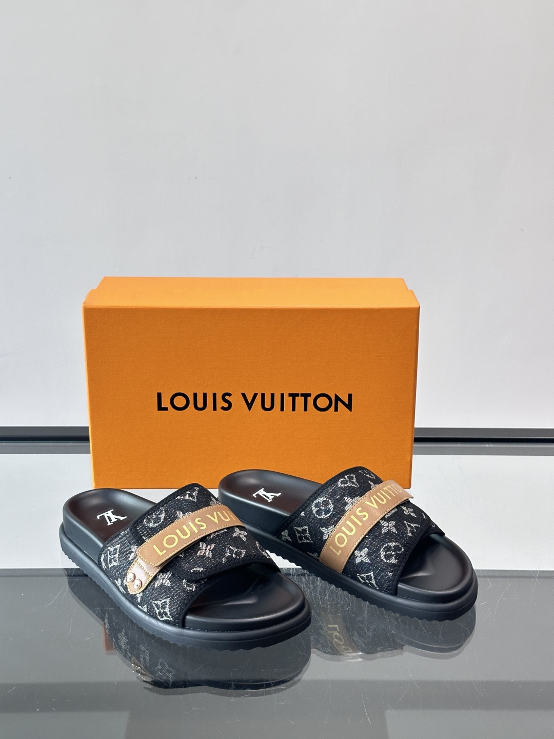 LV Isola系列男士拖鞋，经典Monogram老花帆布➕牛皮饰带，品牌感满满！橡胶鞋底，轻便又舒适，