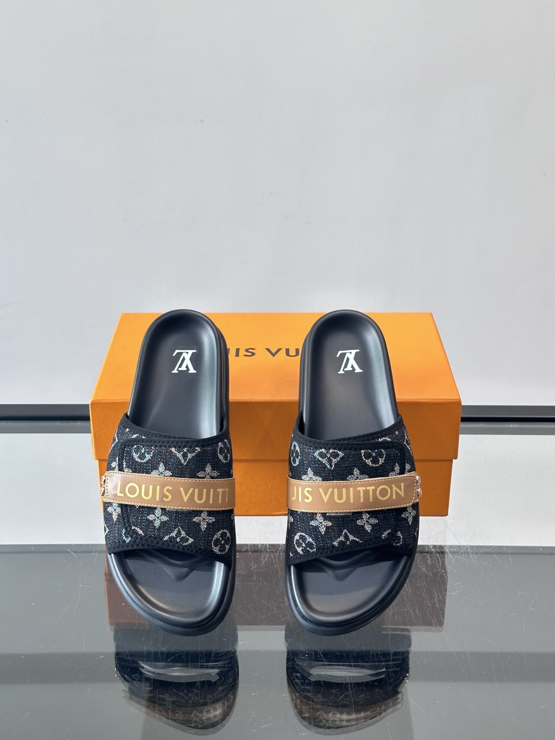 LV Isola系列男士拖鞋，经典Monogram老花帆布➕牛皮饰带，品牌感满满！橡胶鞋底，轻便又舒适，