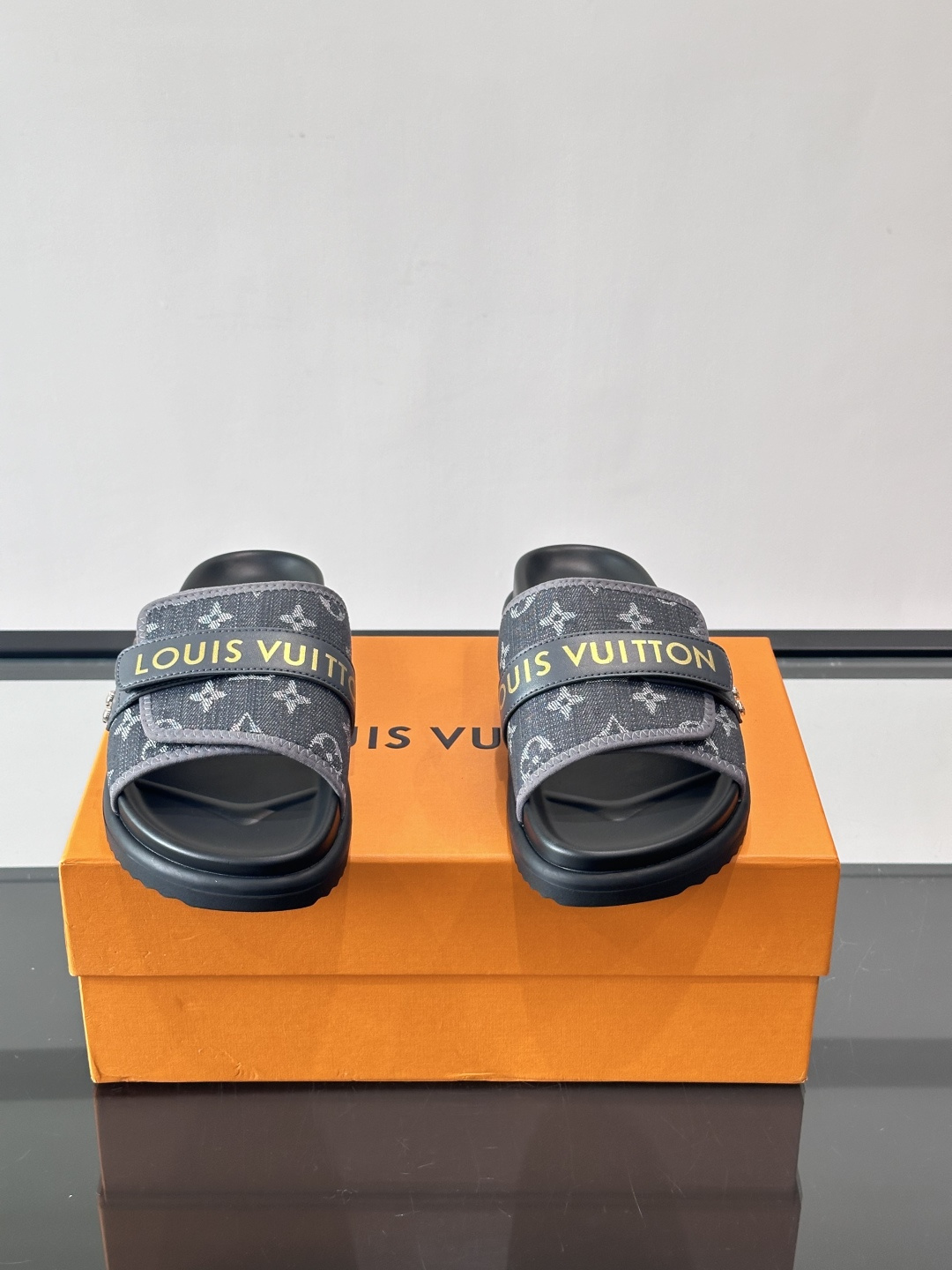 LV Isola系列男士拖鞋，经典Monogram老花帆布➕牛皮饰带，品牌感满满！橡胶鞋底，轻便又舒适，