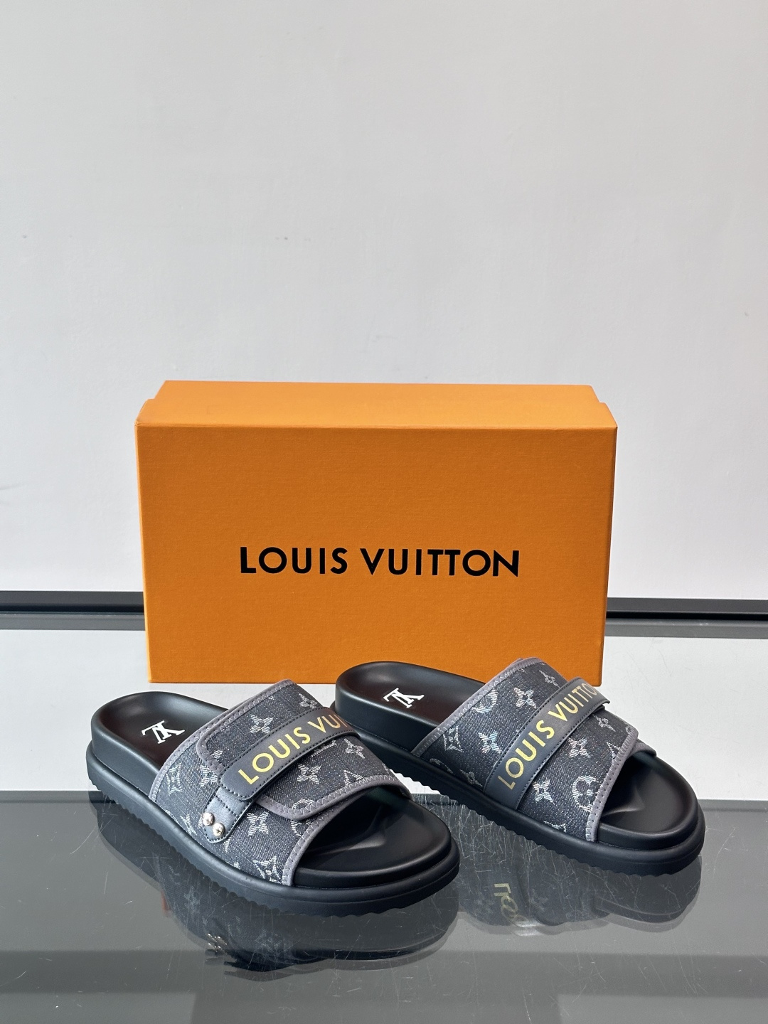 LV Isola系列男士拖鞋，经典Monogram老花帆布➕牛皮饰带，品牌感满满！橡胶鞋底，轻便又舒适，