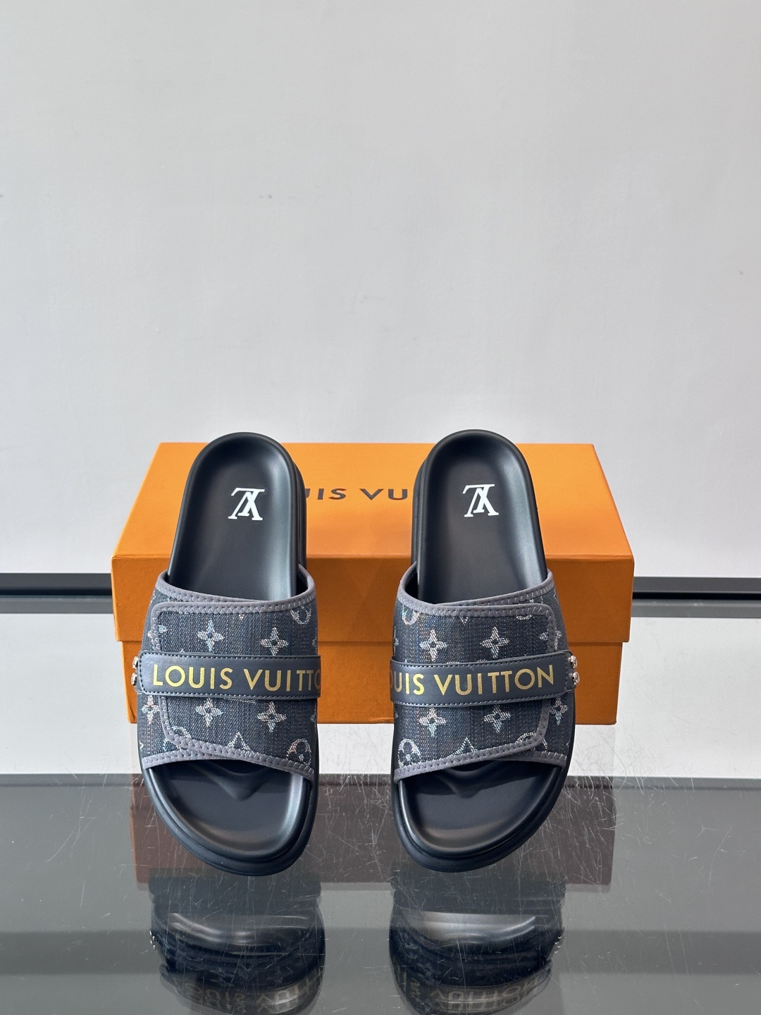 LV Isola系列男士拖鞋，经典Monogram老花帆布➕牛皮饰带，品牌感满满！橡胶鞋底，轻便又舒适，