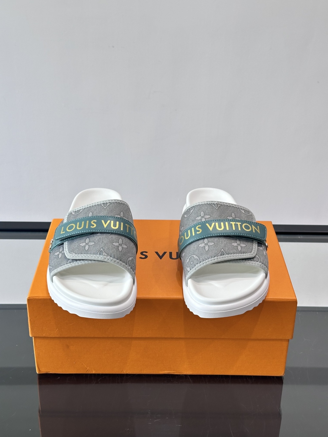 LV Isola系列男士拖鞋，经典Monogram老花帆布➕牛皮饰带，品牌感满满！橡胶鞋底，轻便又舒适，