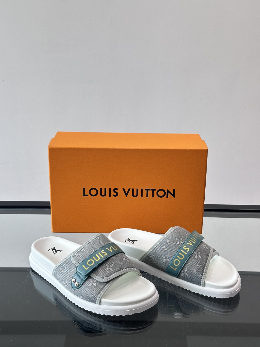 LV Isola系列男士拖鞋，经典Monogram老花帆布➕牛皮饰带，品牌感满满！橡胶鞋底，轻便又舒适，