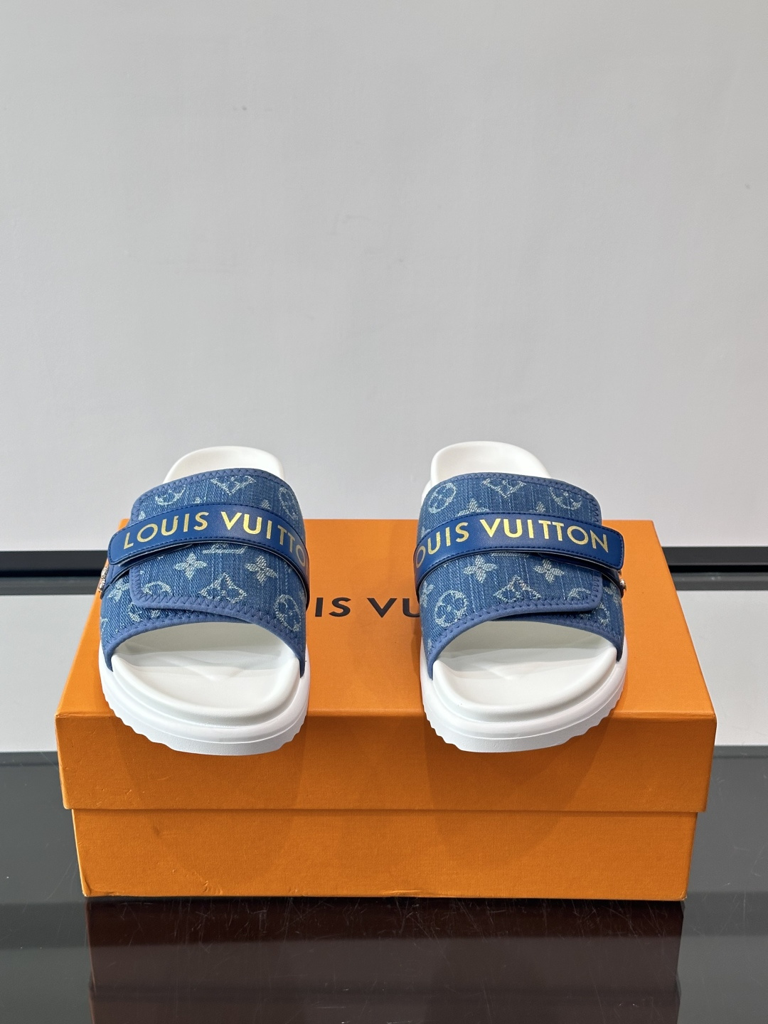 LV Isola系列男士拖鞋，经典Monogram老花帆布➕牛皮饰带，品牌感满满！橡胶鞋底，轻便又舒适，