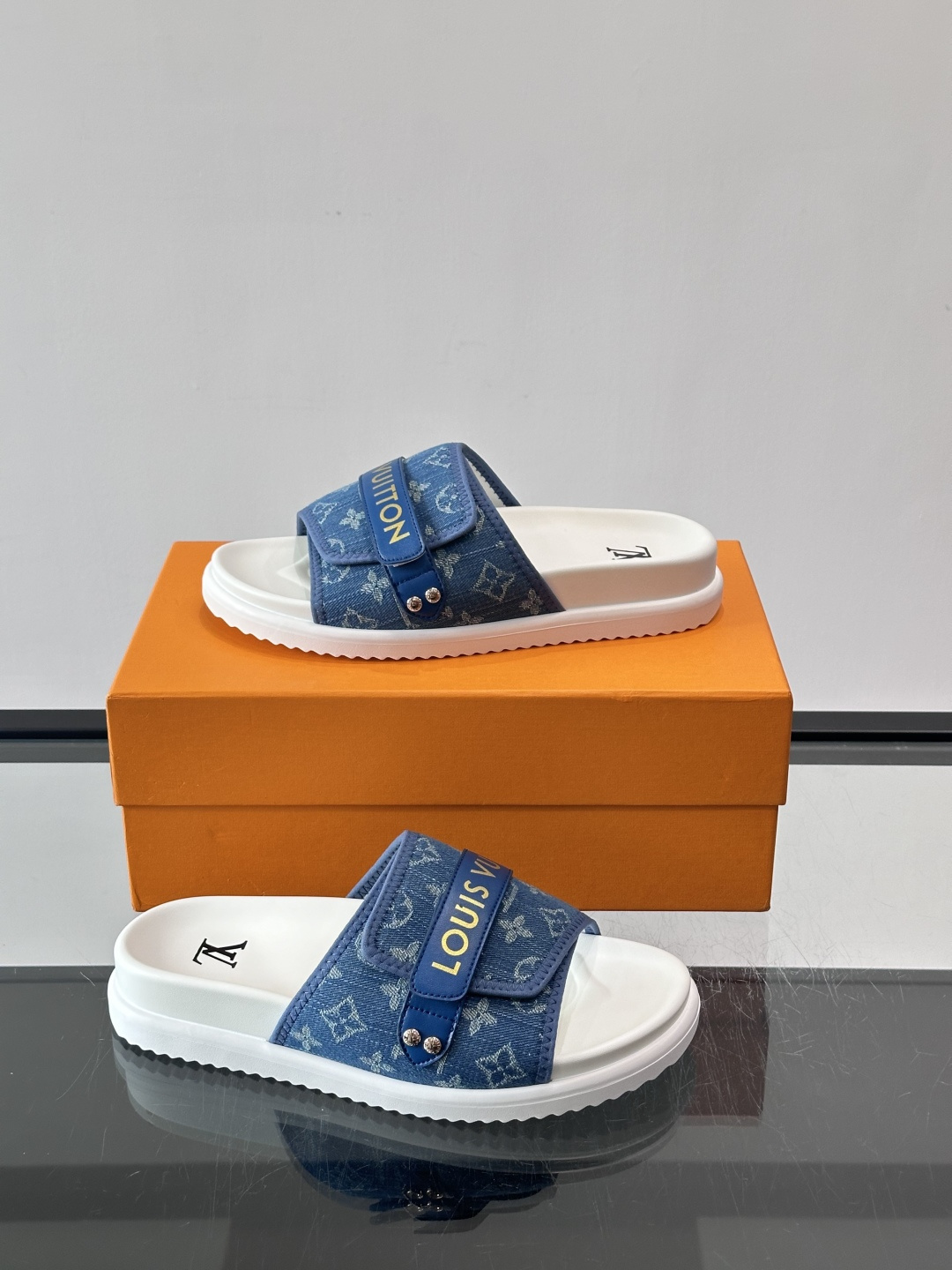 LV Isola系列男士拖鞋，经典Monogram老花帆布➕牛皮饰带，品牌感满满！橡胶鞋底，轻便又舒适，