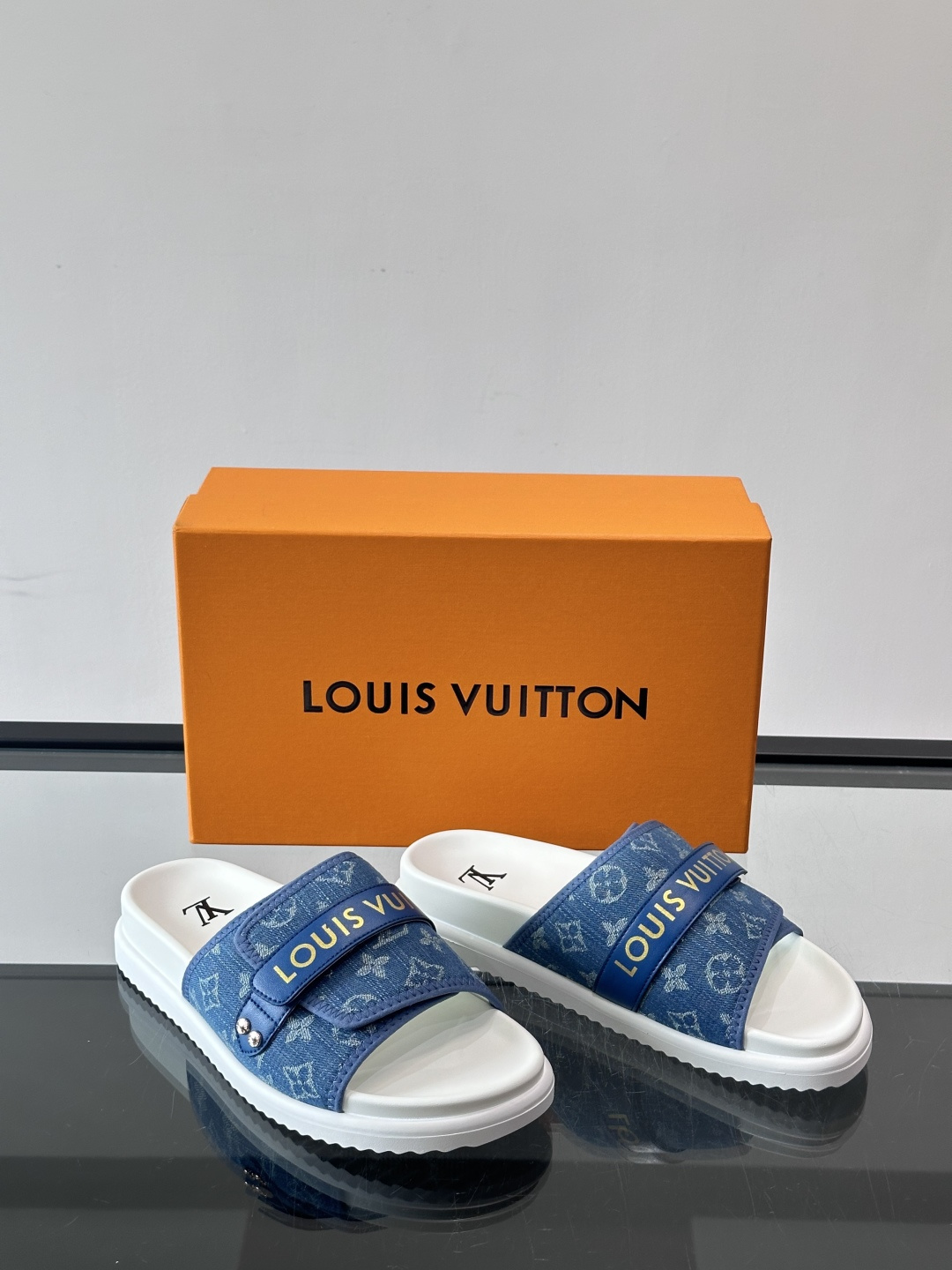 LV Isola系列男士拖鞋，经典Monogram老花帆布➕牛皮饰带，品牌感满满！橡胶鞋底，轻便又舒适，